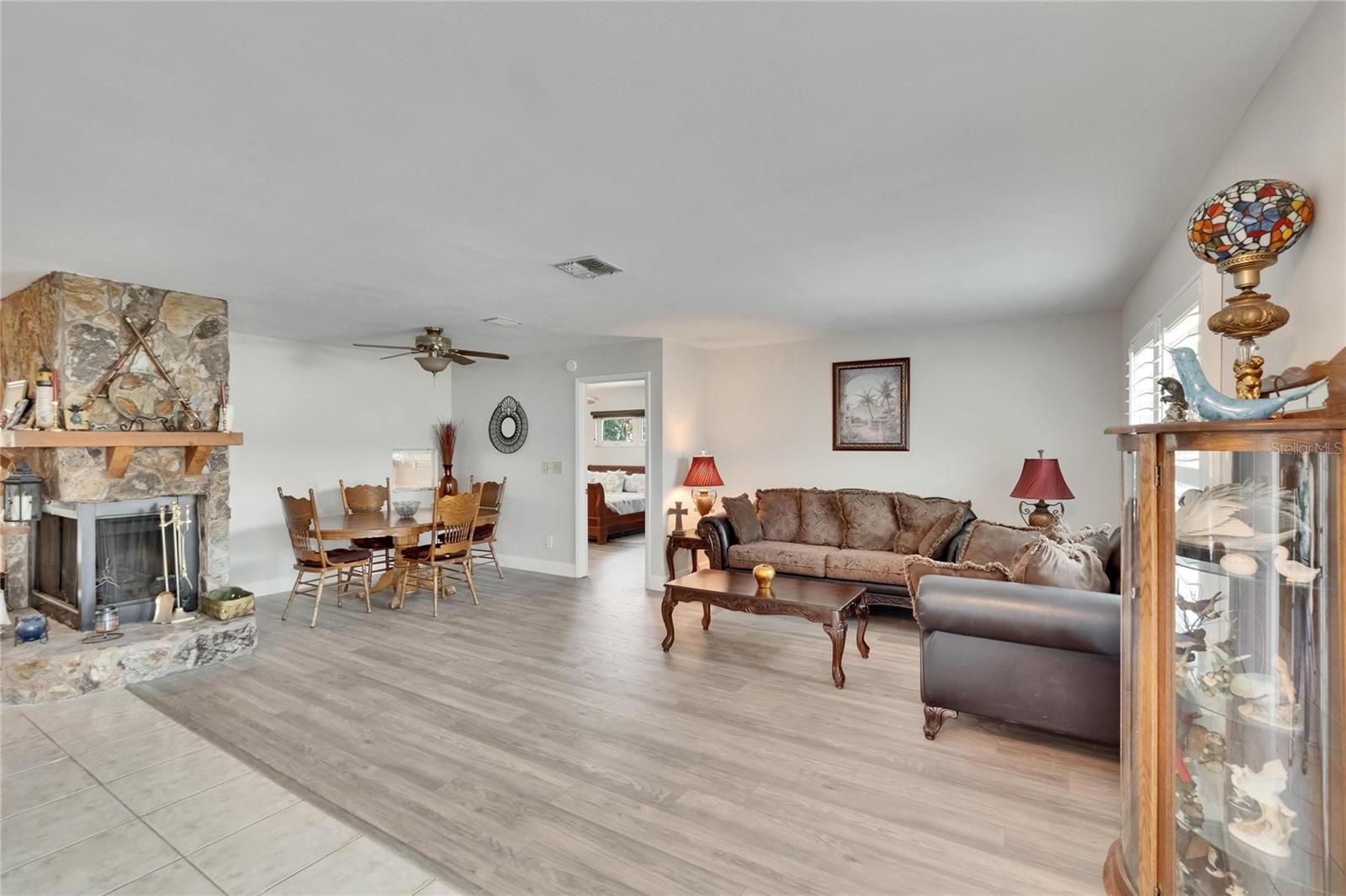 Listing photo id 11 for 6530 Manila Palm Way