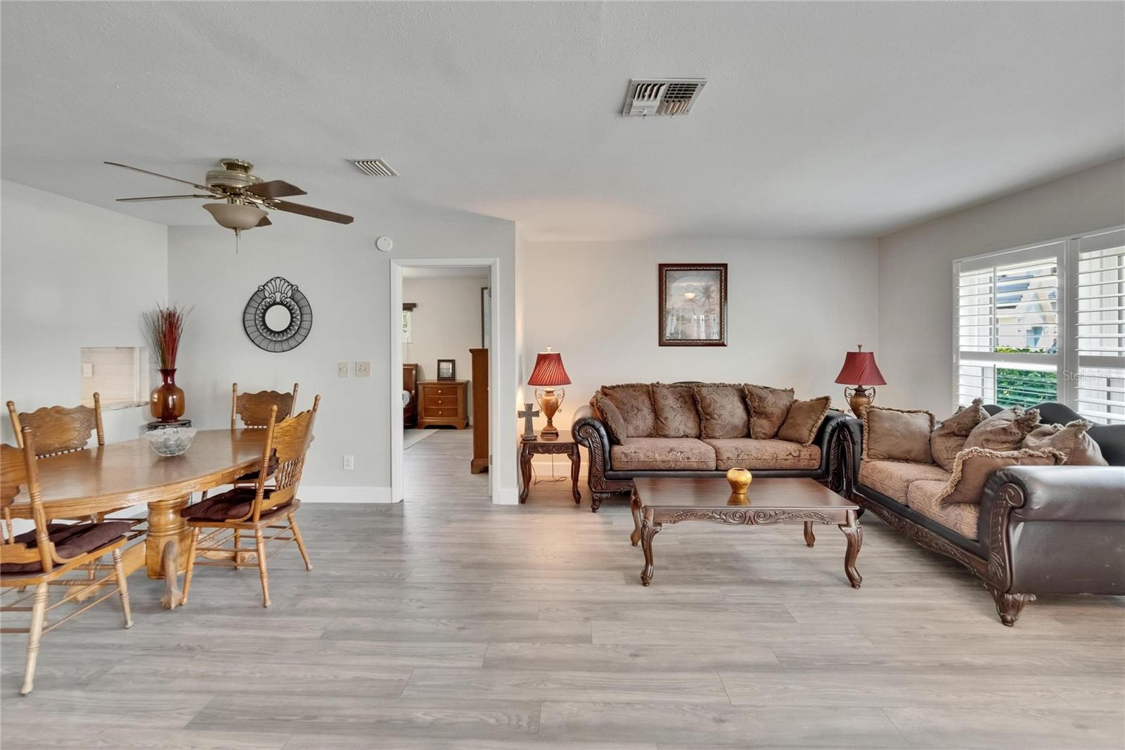 Listing photo id 12 for 6530 Manila Palm Way