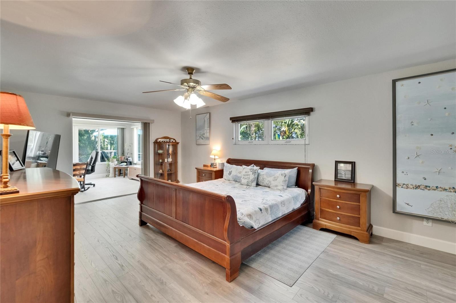 Listing photo id 14 for 6530 Manila Palm Way