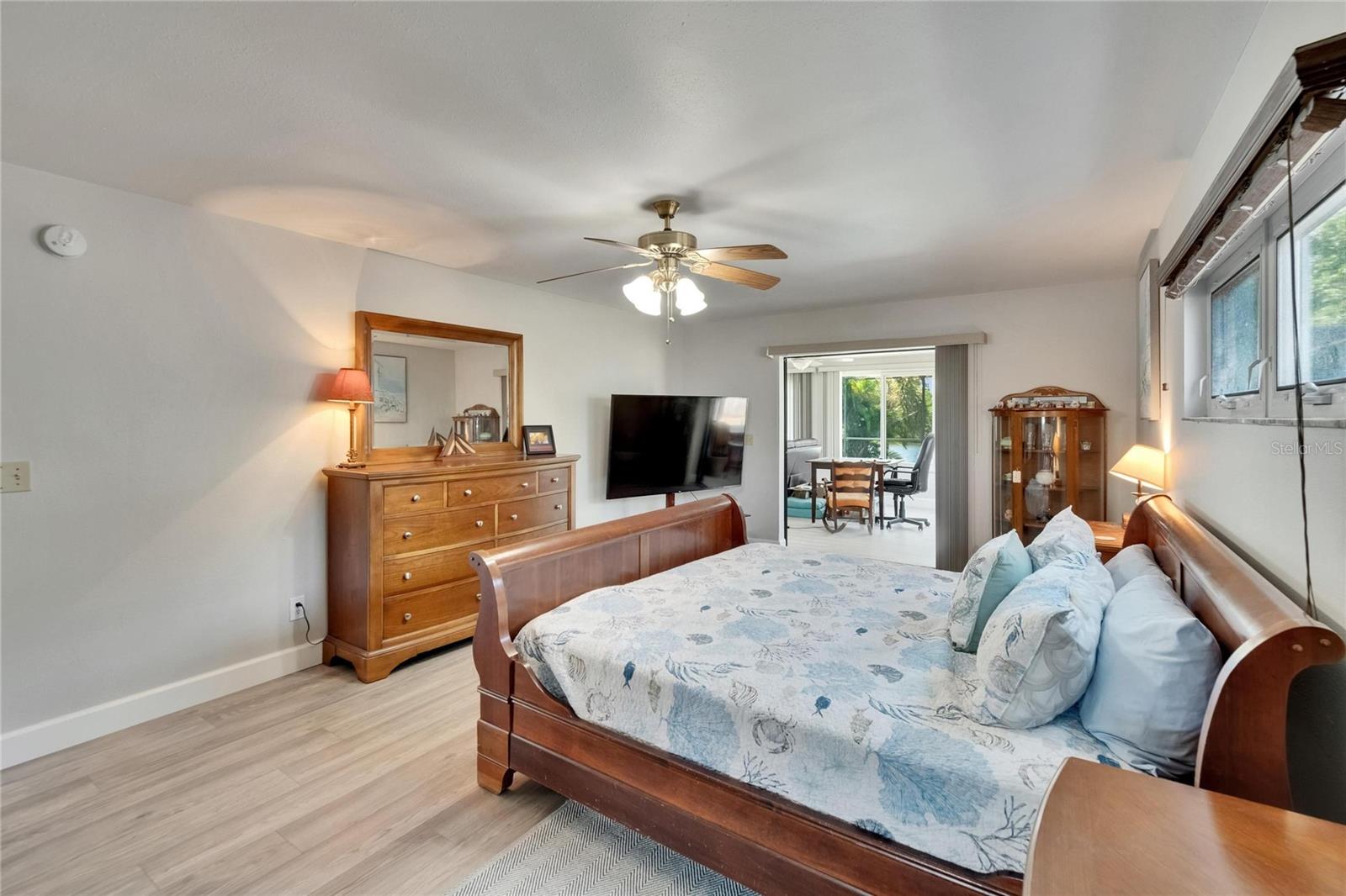Listing photo id 15 for 6530 Manila Palm Way