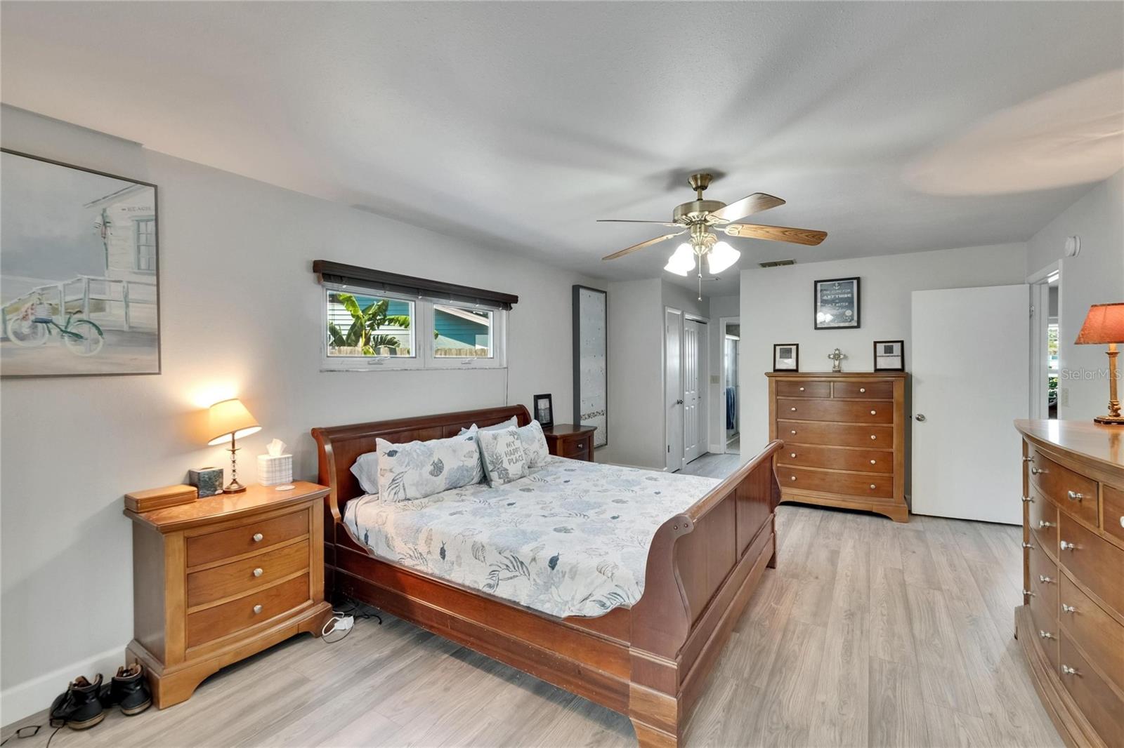 Listing photo id 16 for 6530 Manila Palm Way