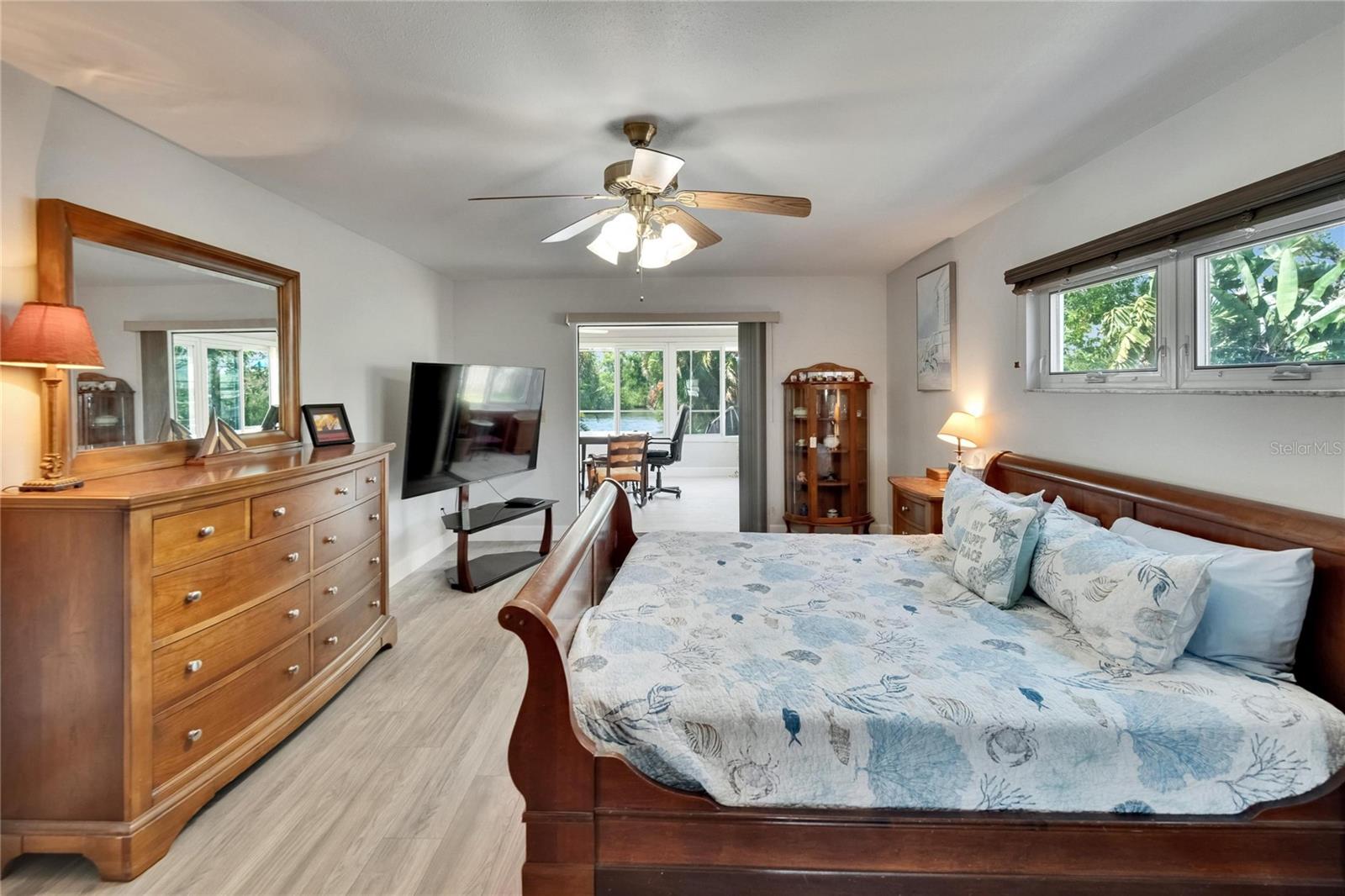 Listing photo id 17 for 6530 Manila Palm Way