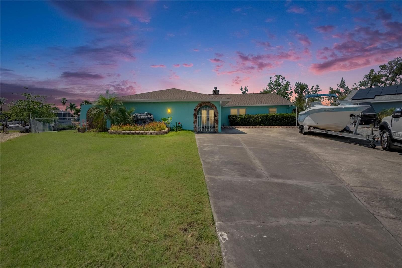 Listing photo id 0 for 6530 Manila Palm Way