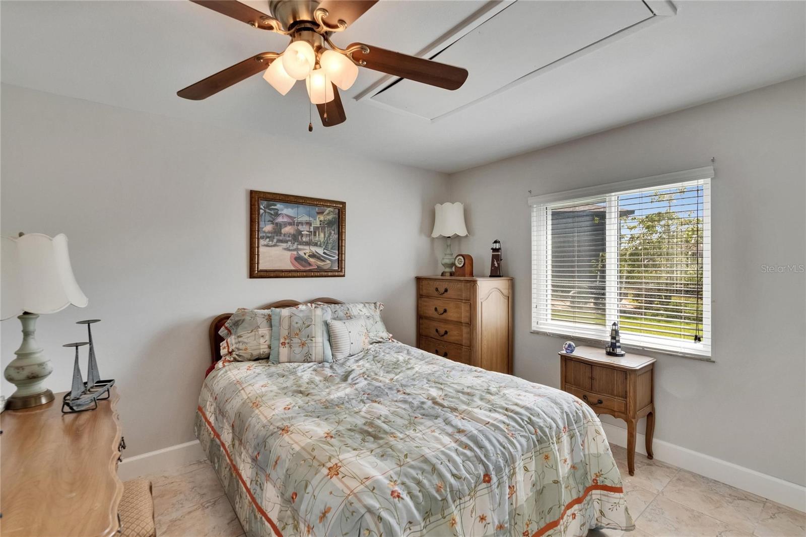 Listing photo id 19 for 6530 Manila Palm Way