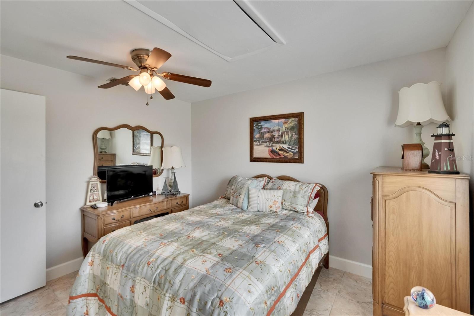 Listing photo id 20 for 6530 Manila Palm Way