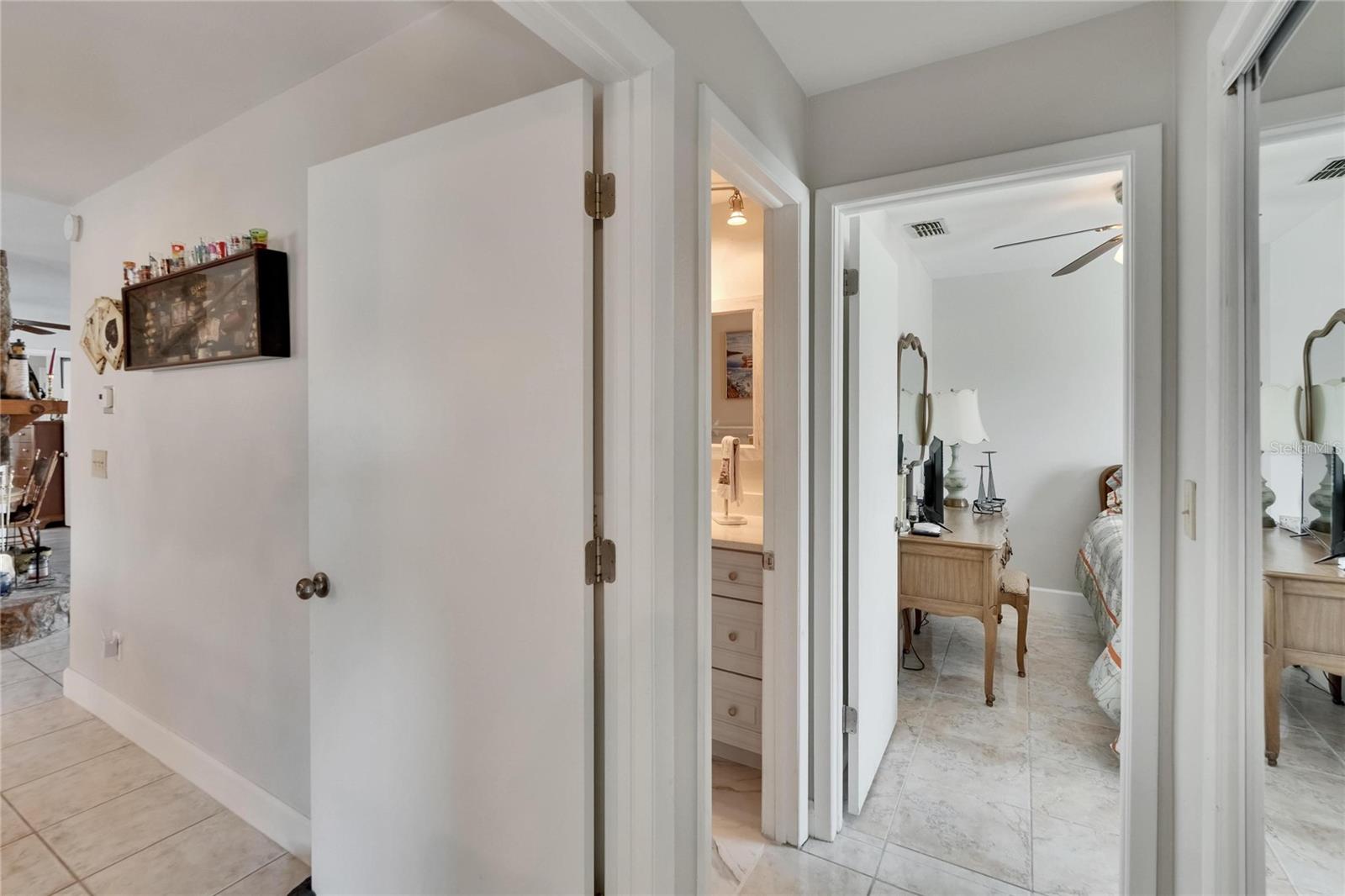 Listing photo id 24 for 6530 Manila Palm Way