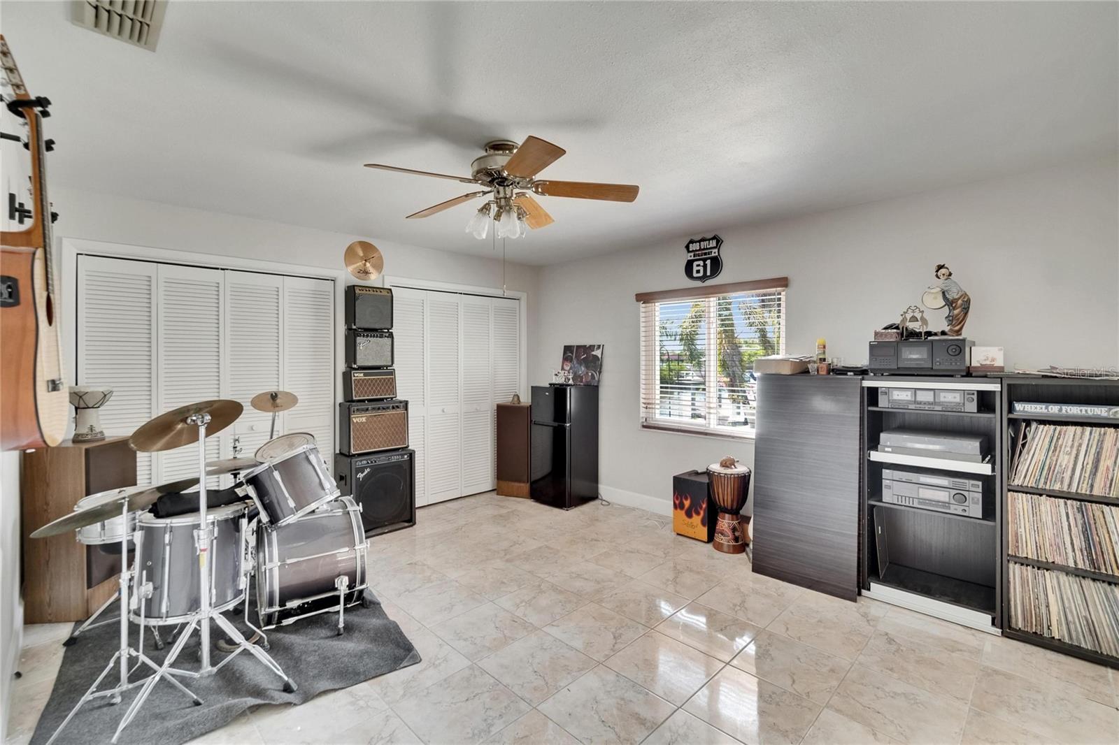 Listing photo id 26 for 6530 Manila Palm Way