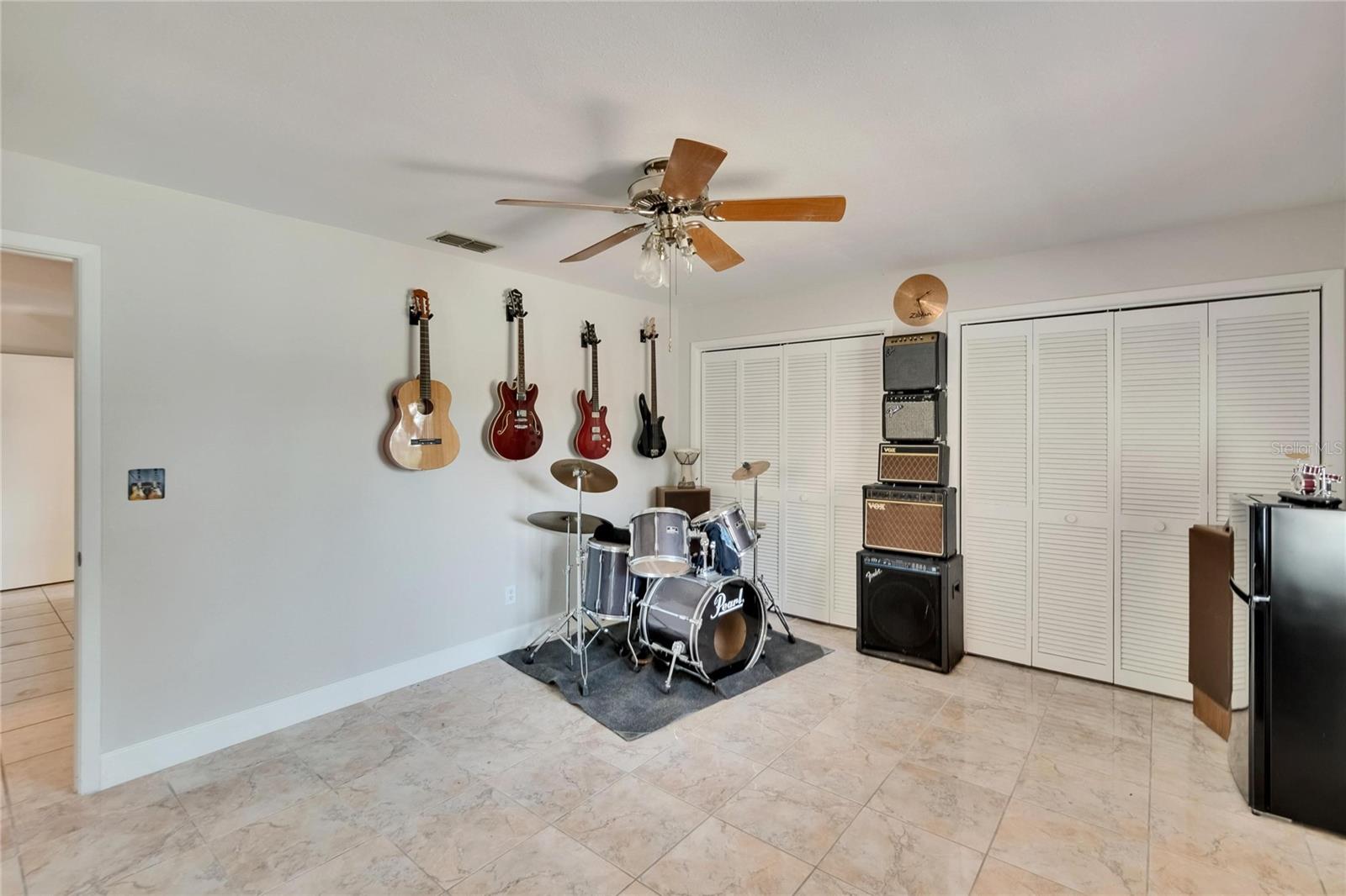 Listing photo id 27 for 6530 Manila Palm Way