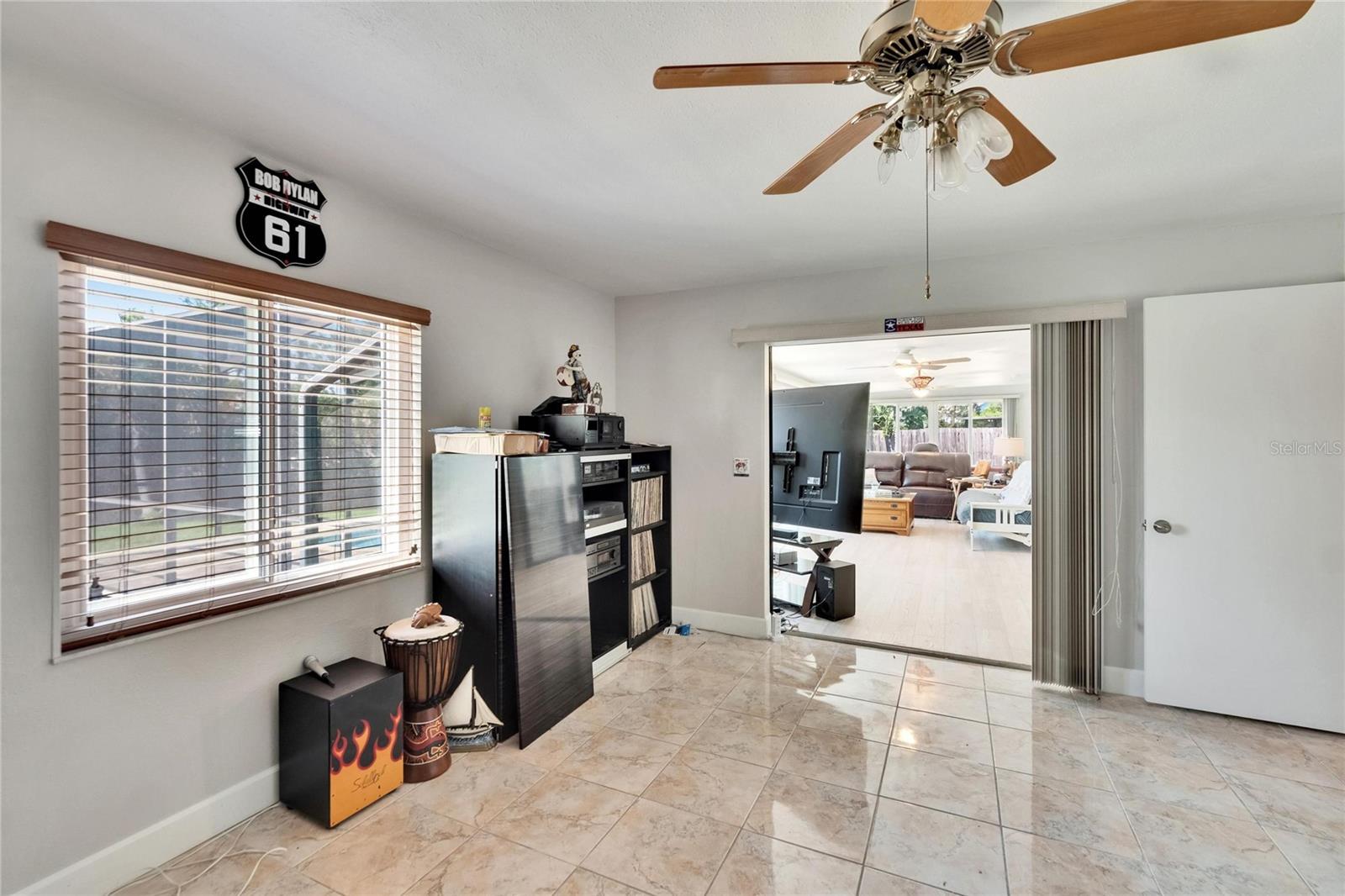 Listing photo id 28 for 6530 Manila Palm Way