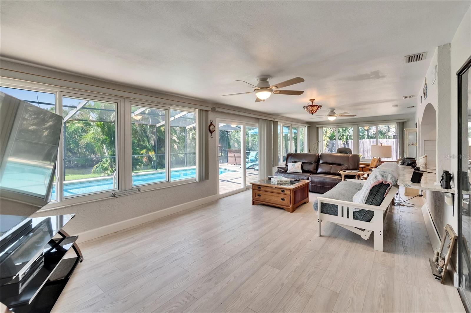 Listing photo id 29 for 6530 Manila Palm Way