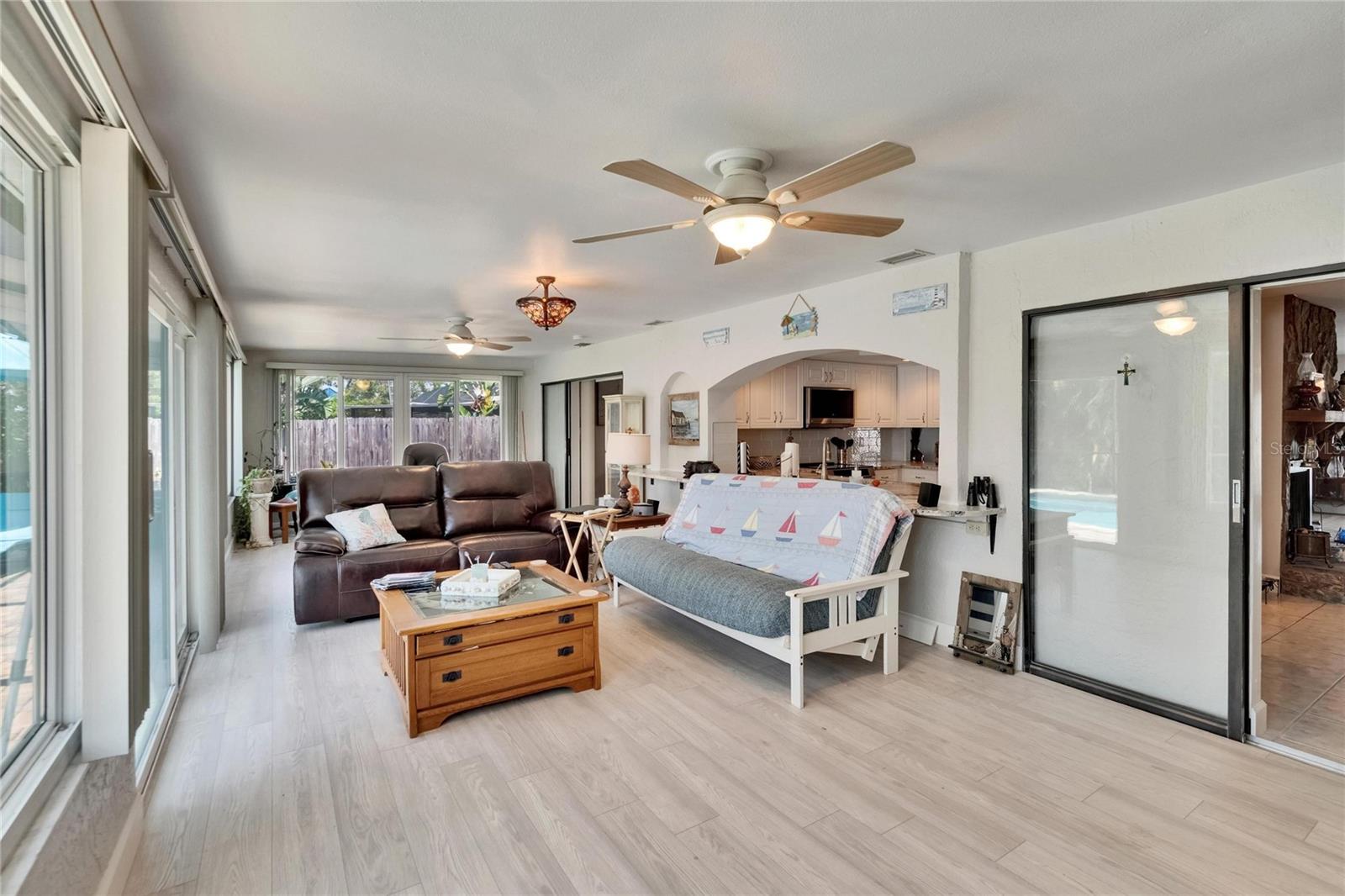 Listing photo id 30 for 6530 Manila Palm Way
