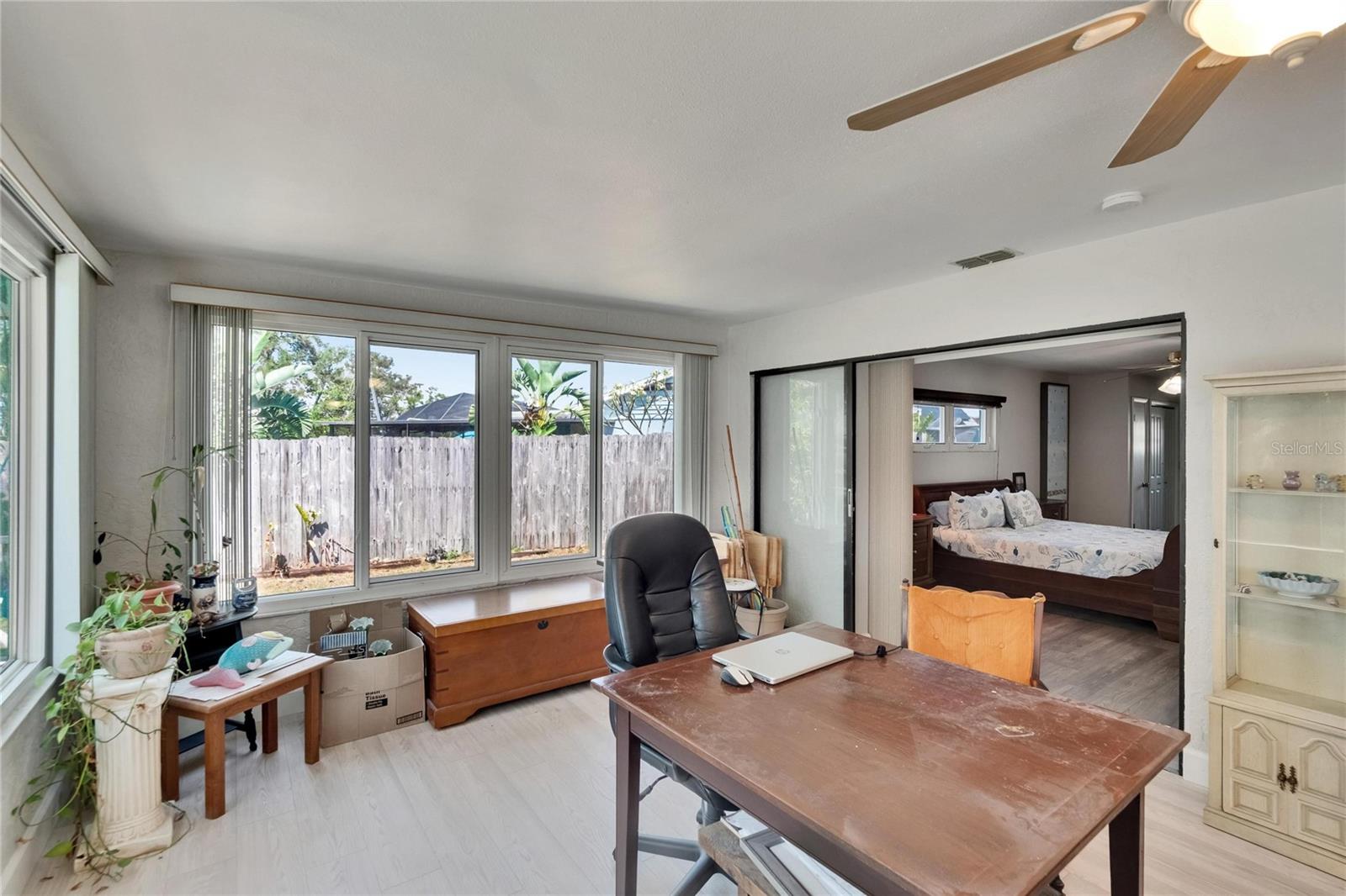 Listing photo id 32 for 6530 Manila Palm Way