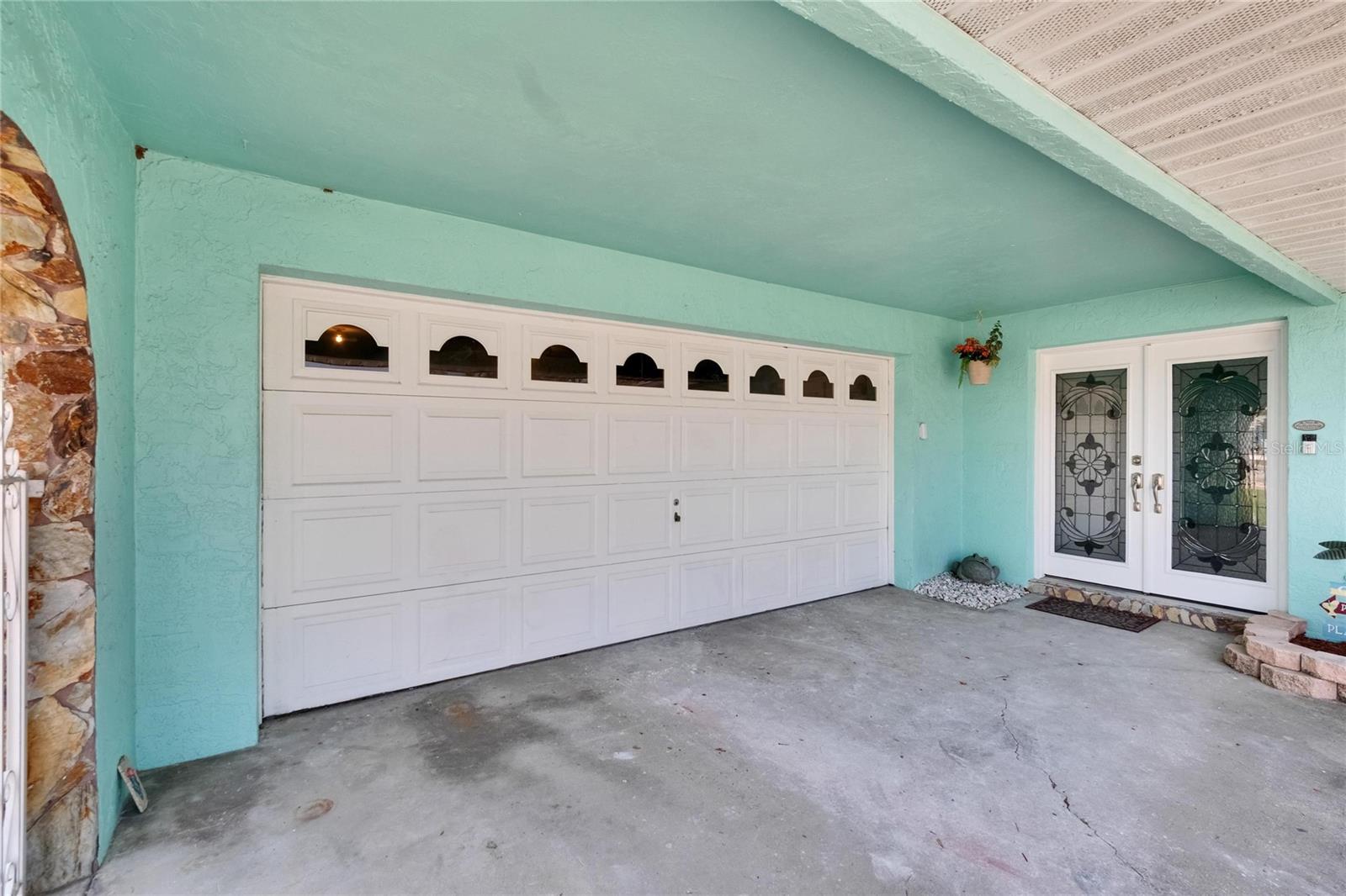 Listing photo id 2 for 6530 Manila Palm Way