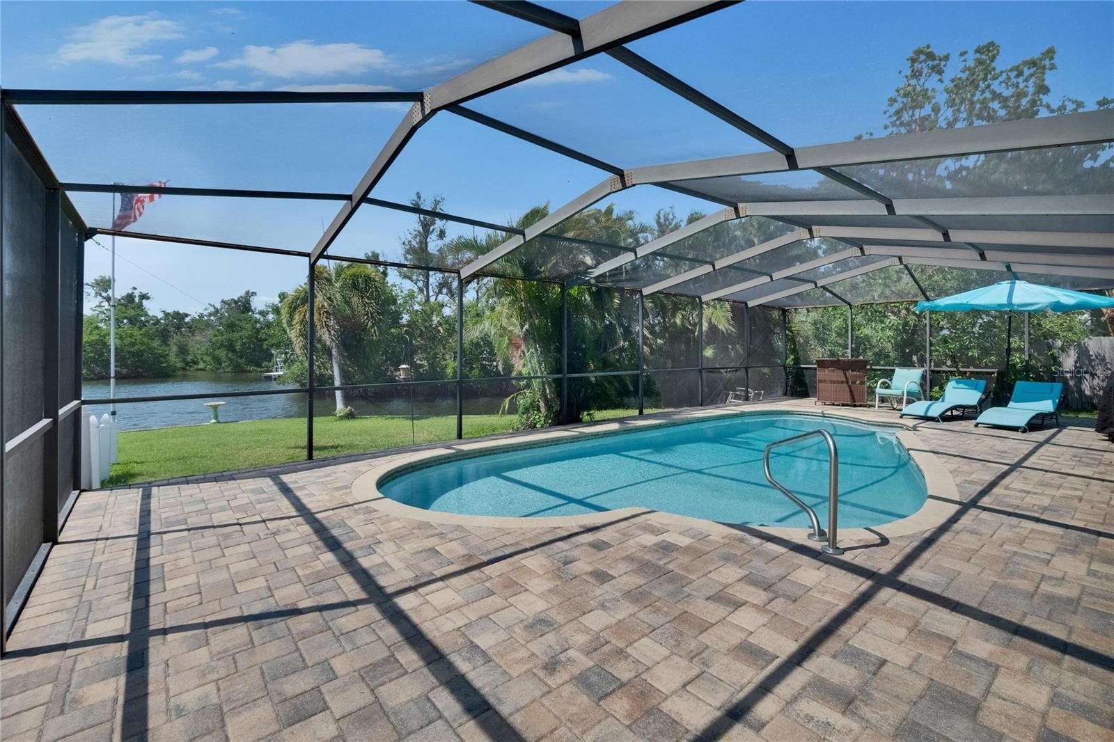 Listing photo id 40 for 6530 Manila Palm Way