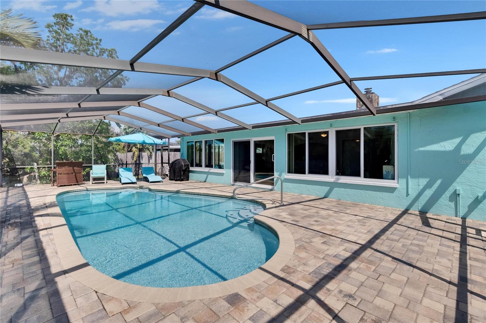 Listing photo id 41 for 6530 Manila Palm Way