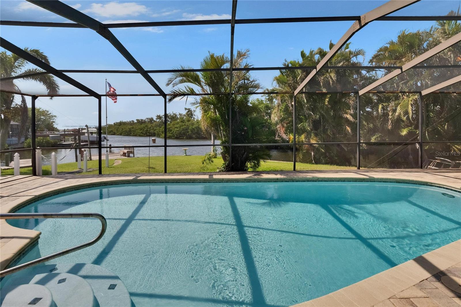 Listing photo id 43 for 6530 Manila Palm Way