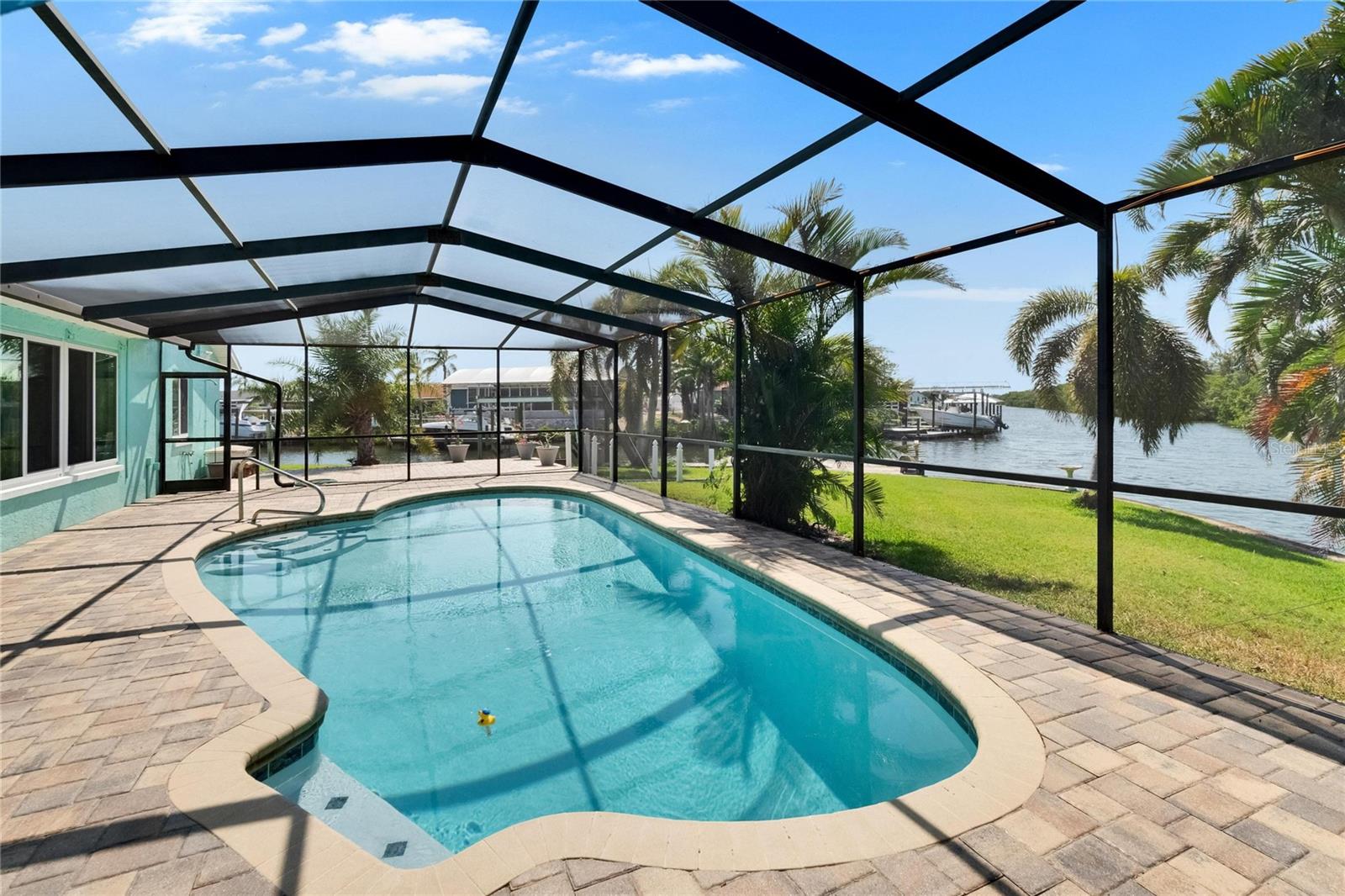 Listing photo id 44 for 6530 Manila Palm Way