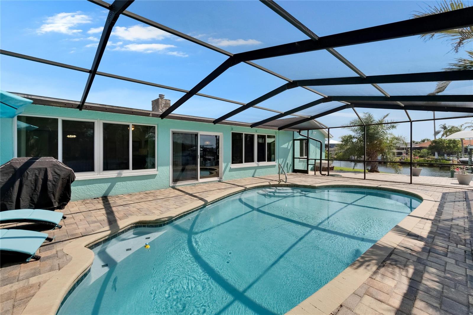 Listing photo id 47 for 6530 Manila Palm Way