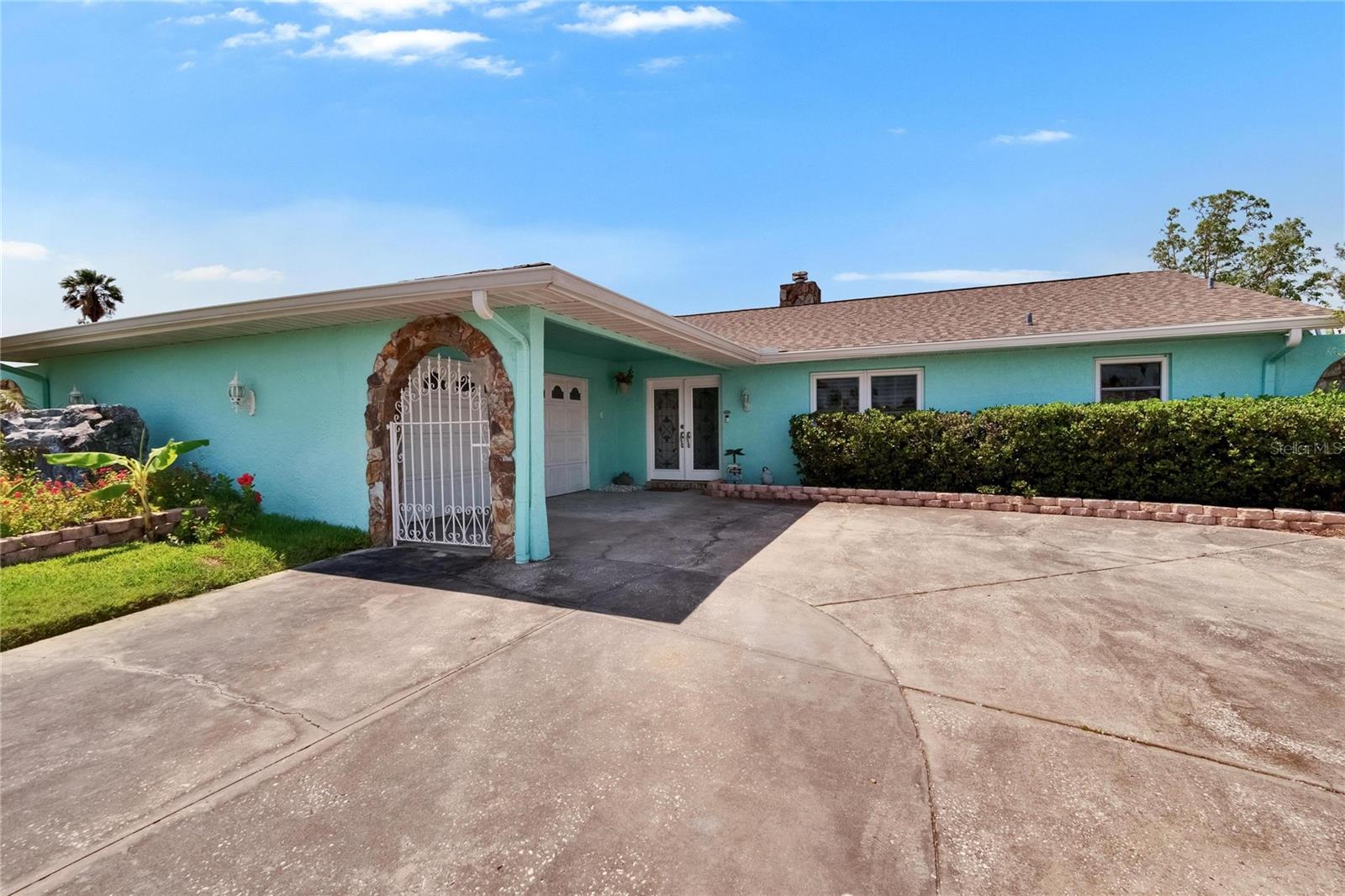 Listing photo id 3 for 6530 Manila Palm Way