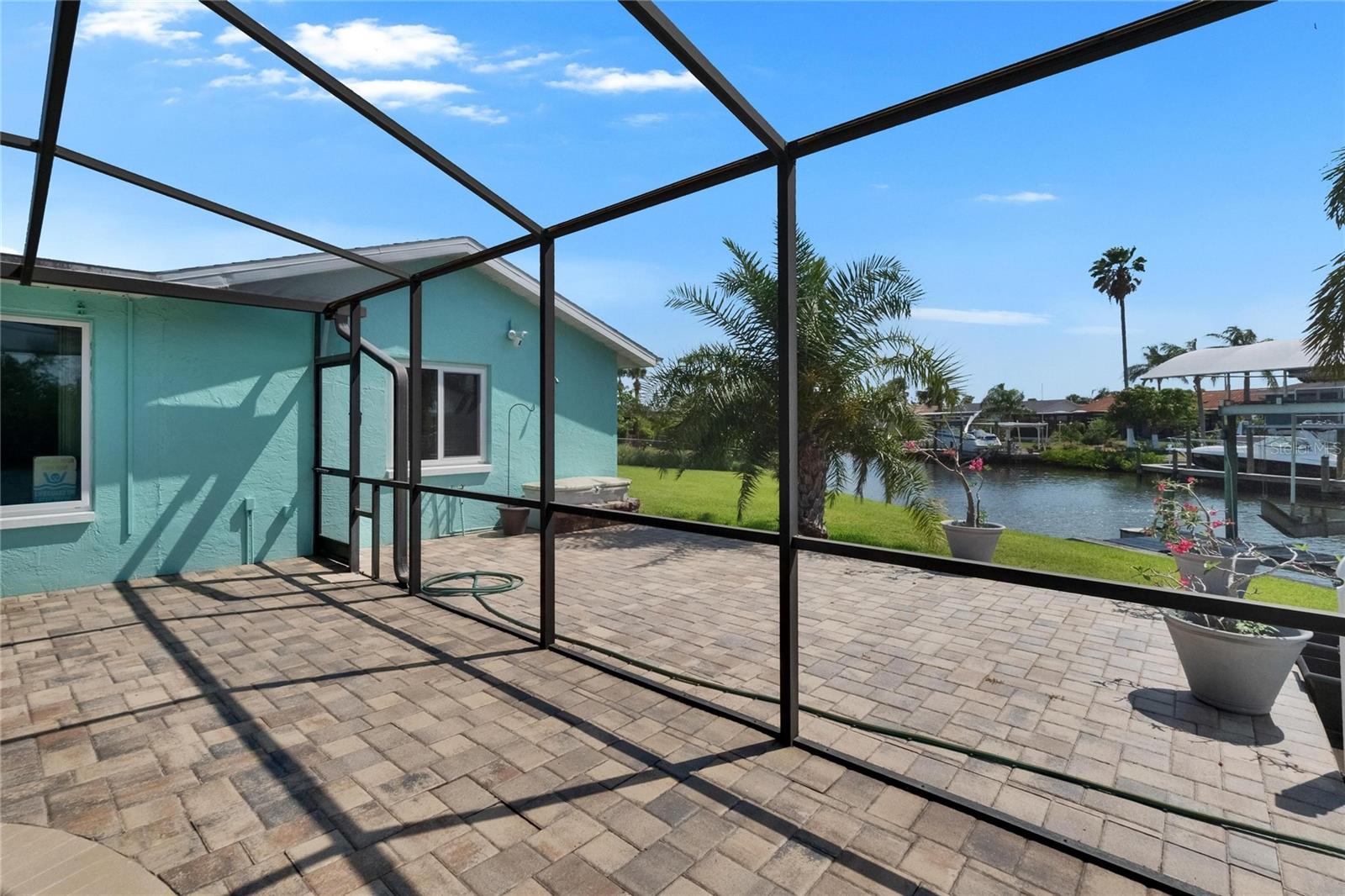 Listing photo id 48 for 6530 Manila Palm Way