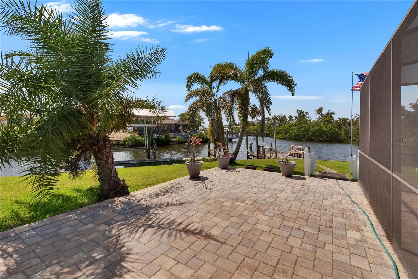 Listing photo id 49 for 6530 Manila Palm Way