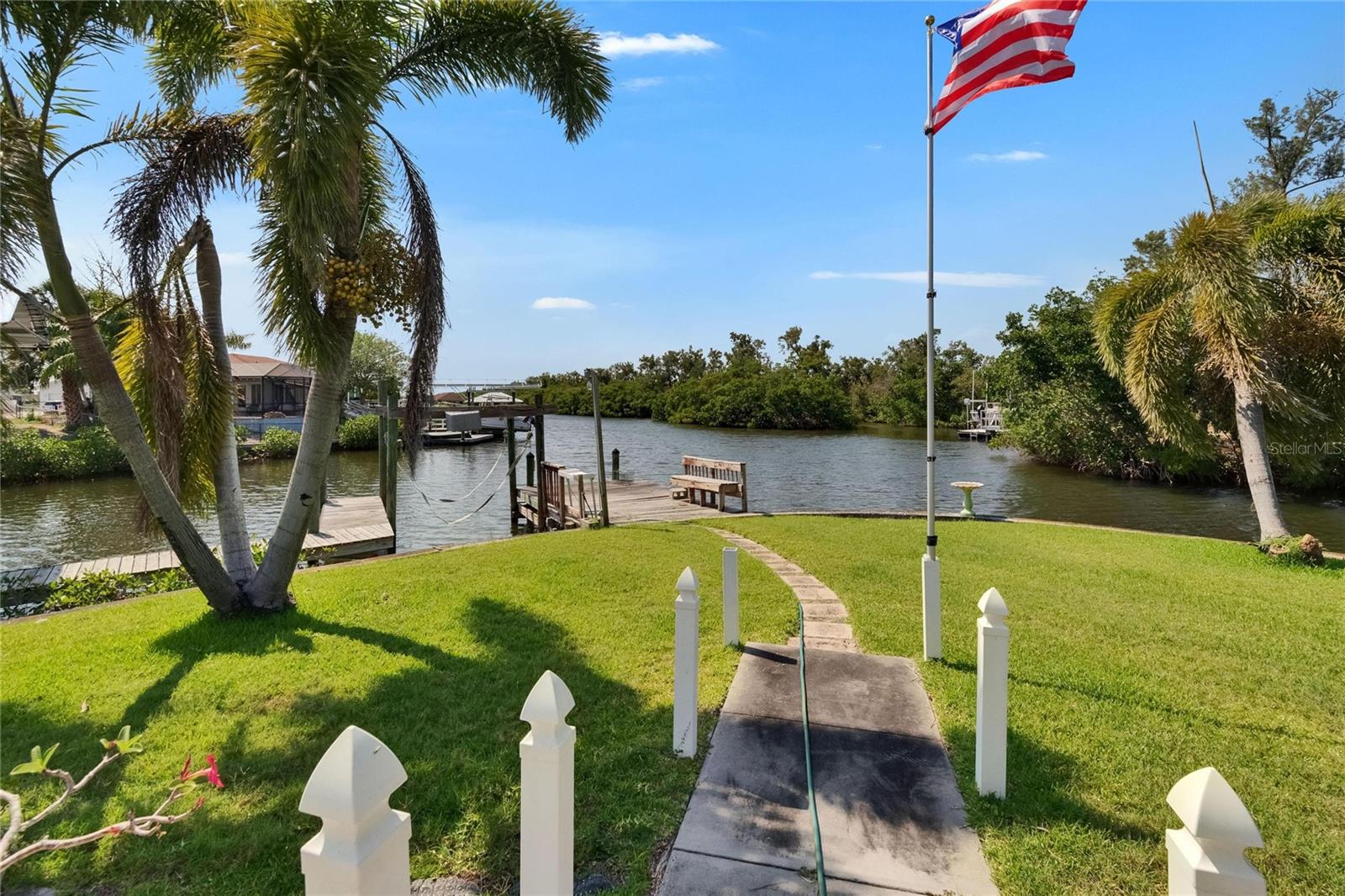 Listing photo id 51 for 6530 Manila Palm Way