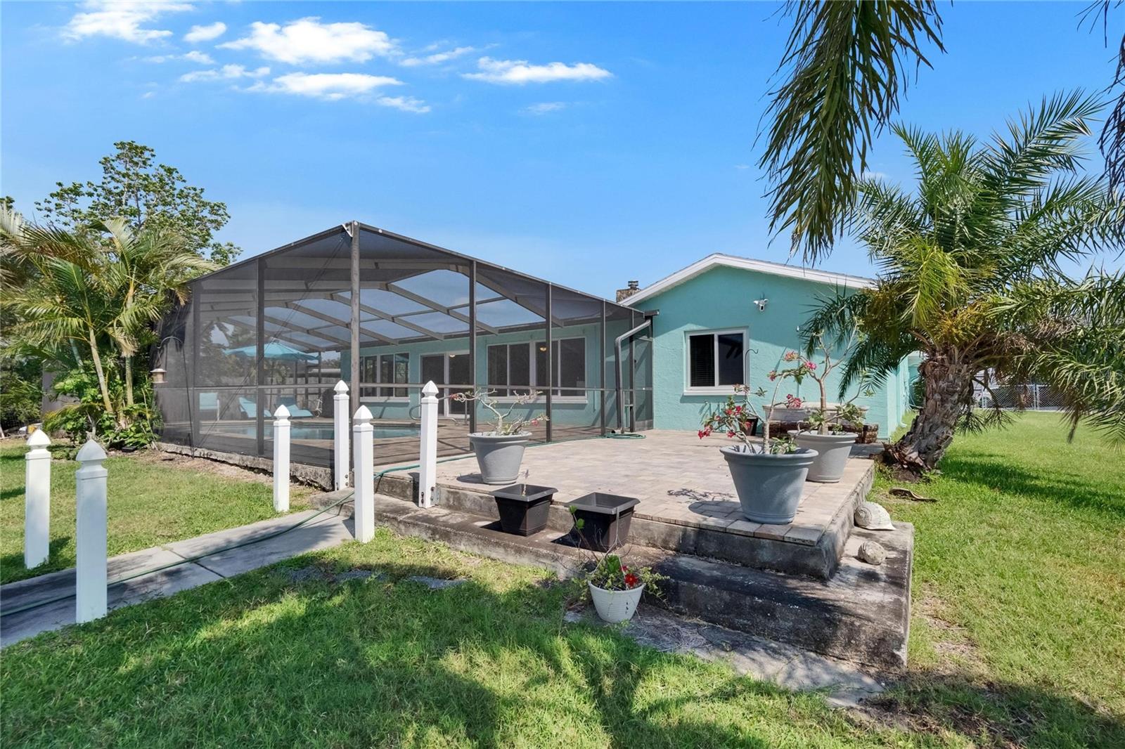 Listing photo id 52 for 6530 Manila Palm Way