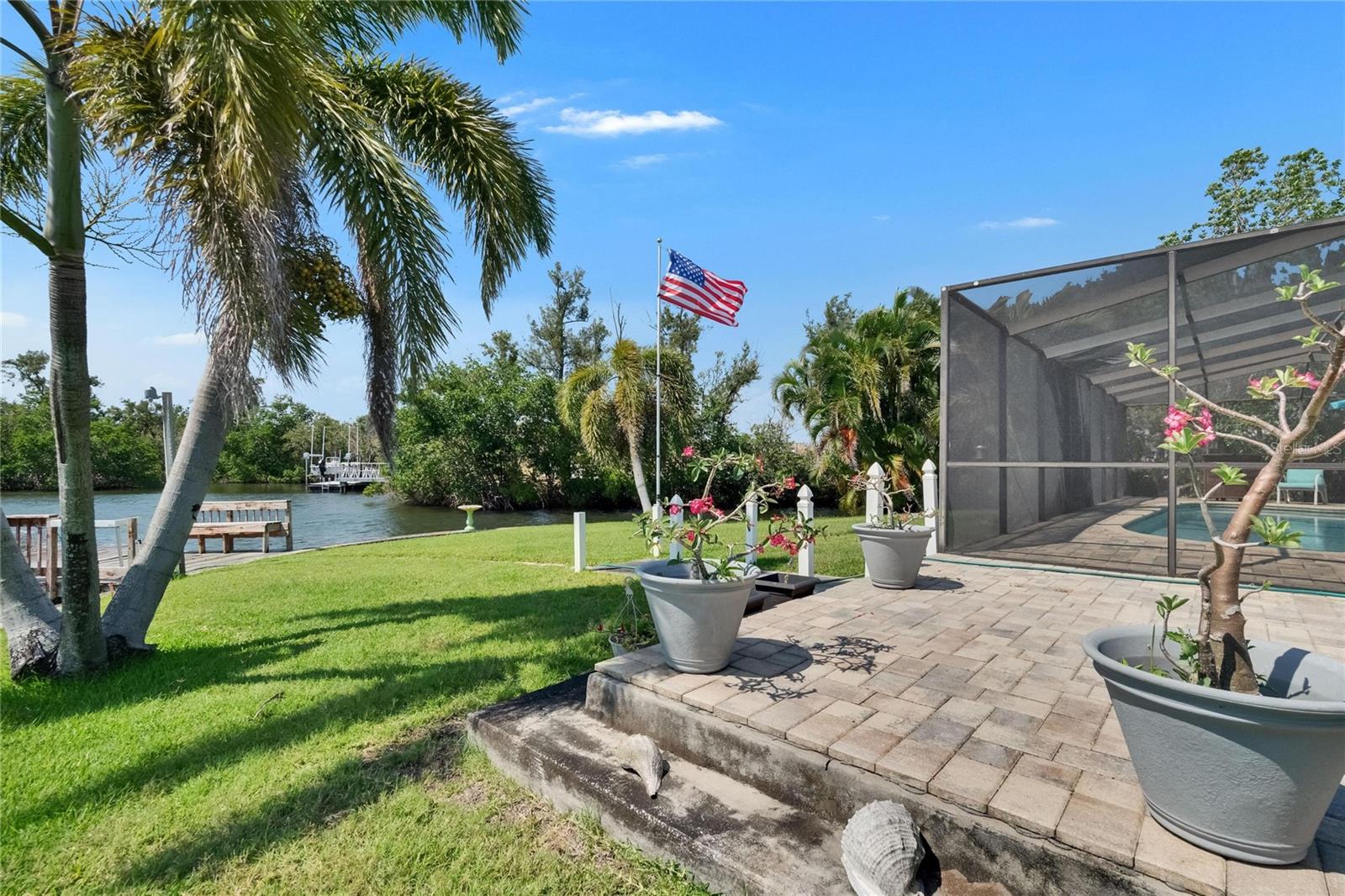Listing photo id 53 for 6530 Manila Palm Way