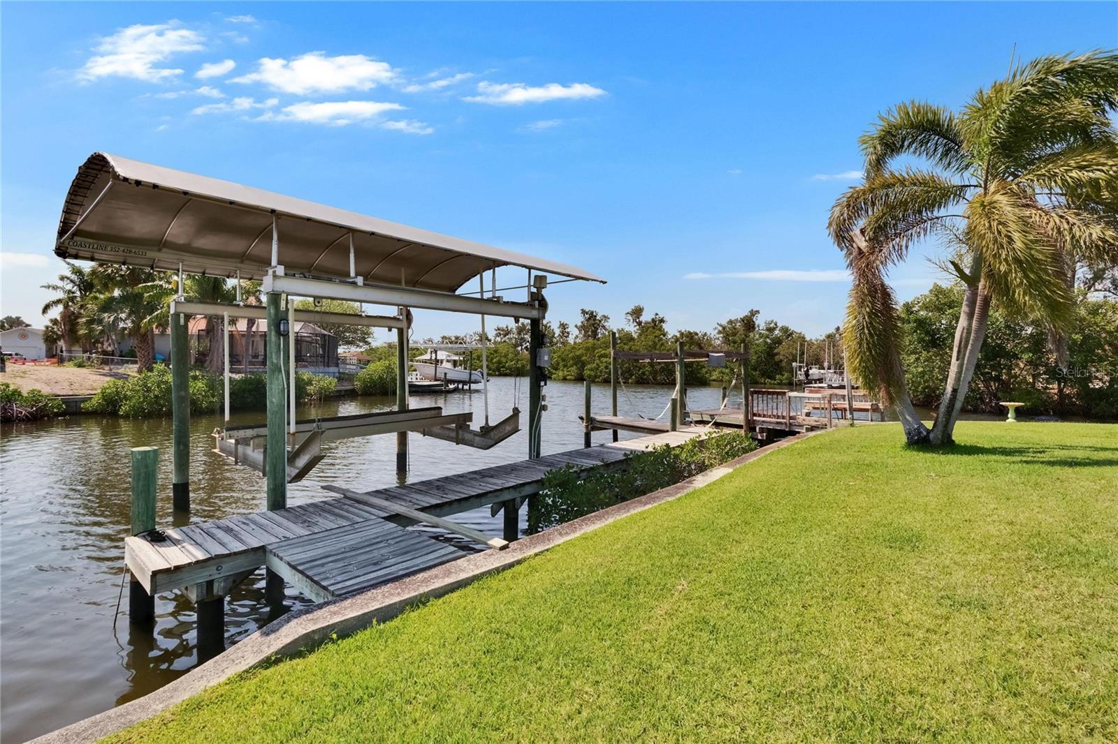 Listing photo id 54 for 6530 Manila Palm Way