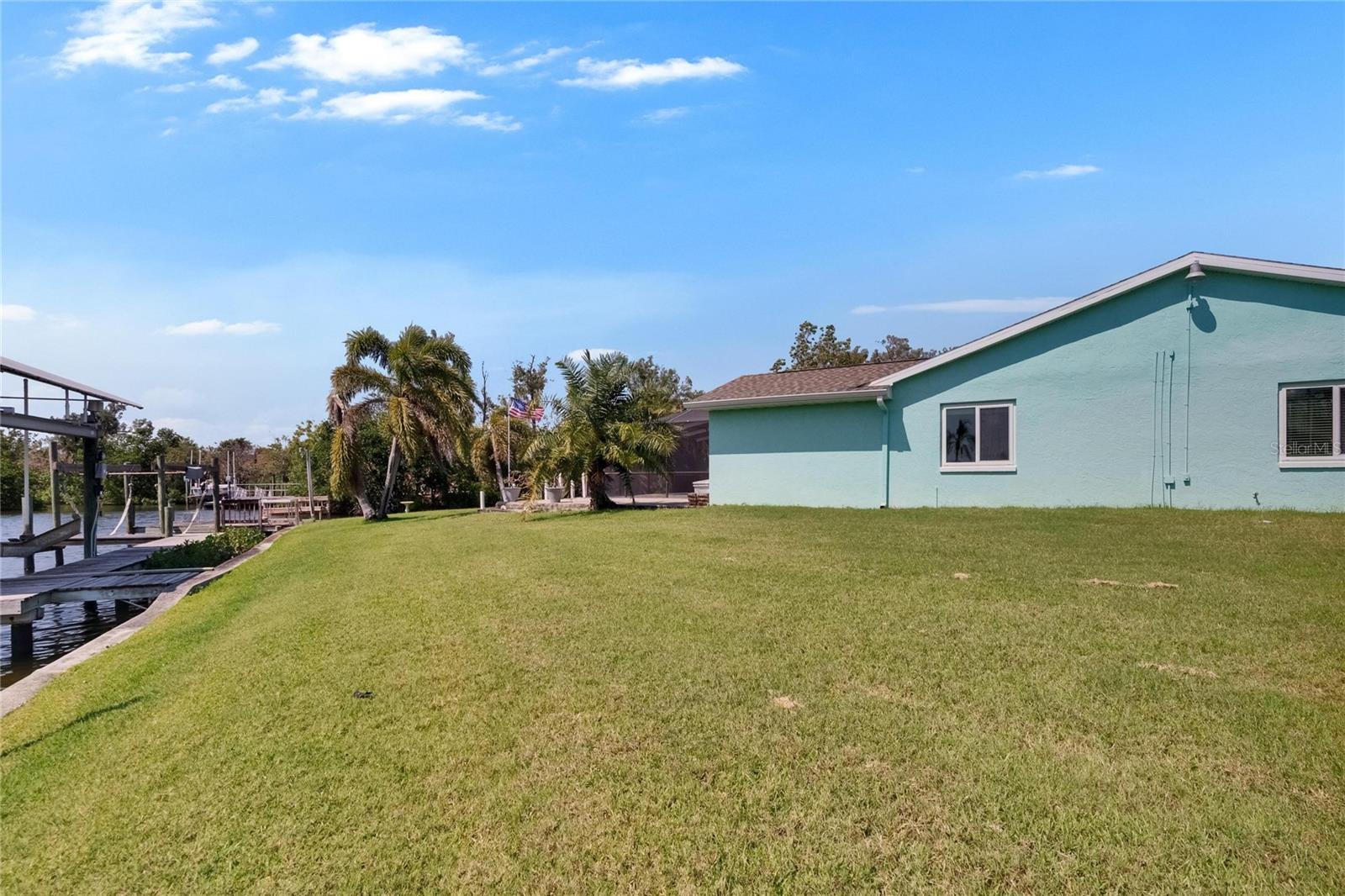 Listing photo id 55 for 6530 Manila Palm Way