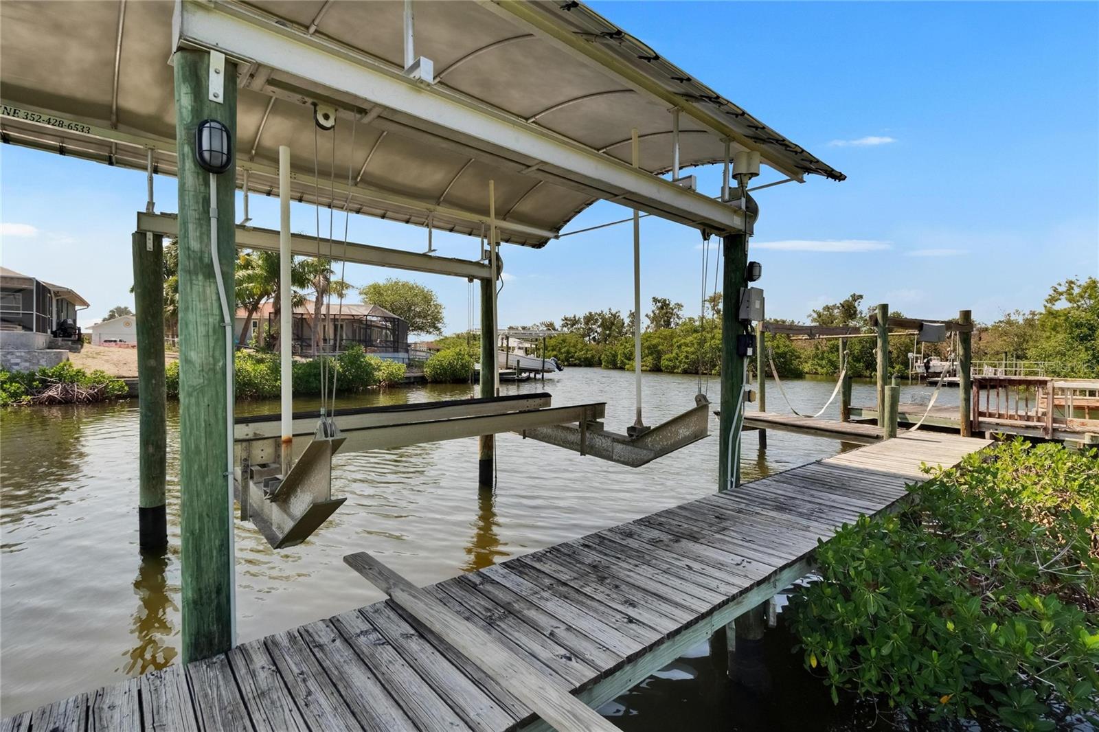 Listing photo id 56 for 6530 Manila Palm Way