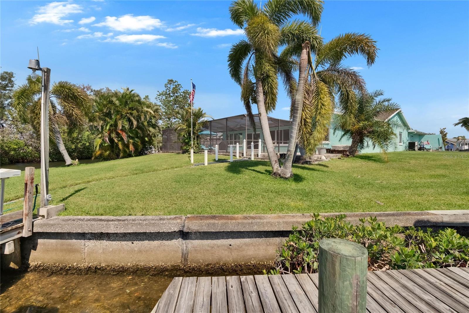 Listing photo id 59 for 6530 Manila Palm Way