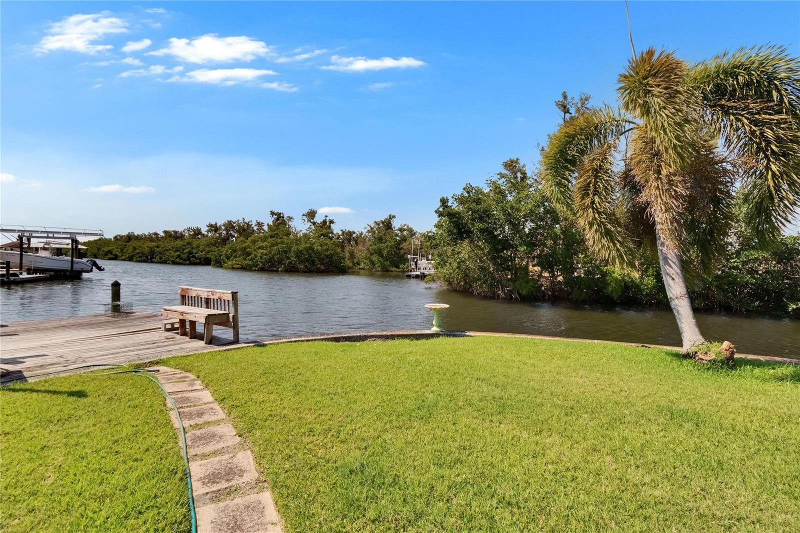 Listing photo id 63 for 6530 Manila Palm Way