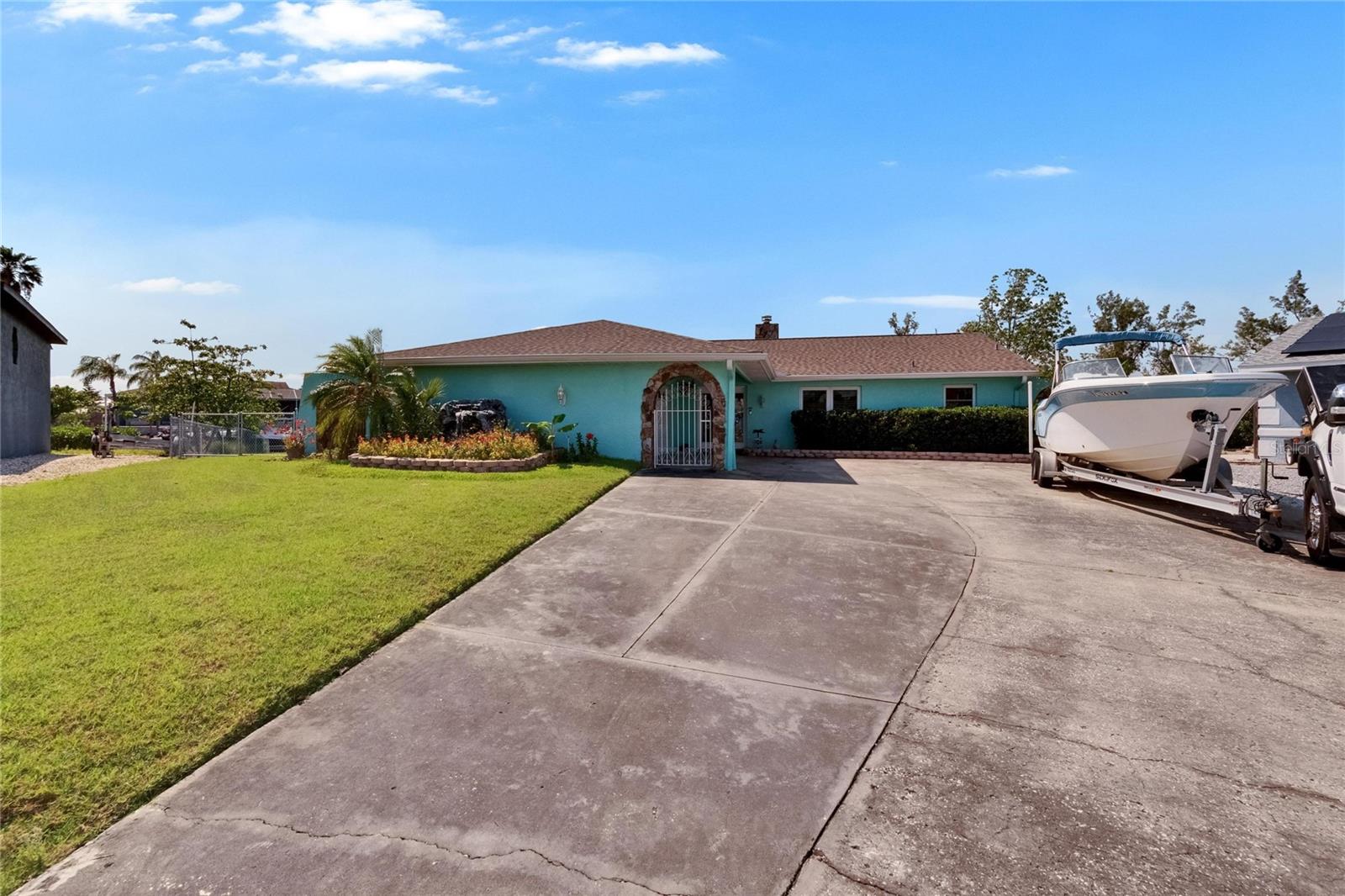 Listing photo id 65 for 6530 Manila Palm Way