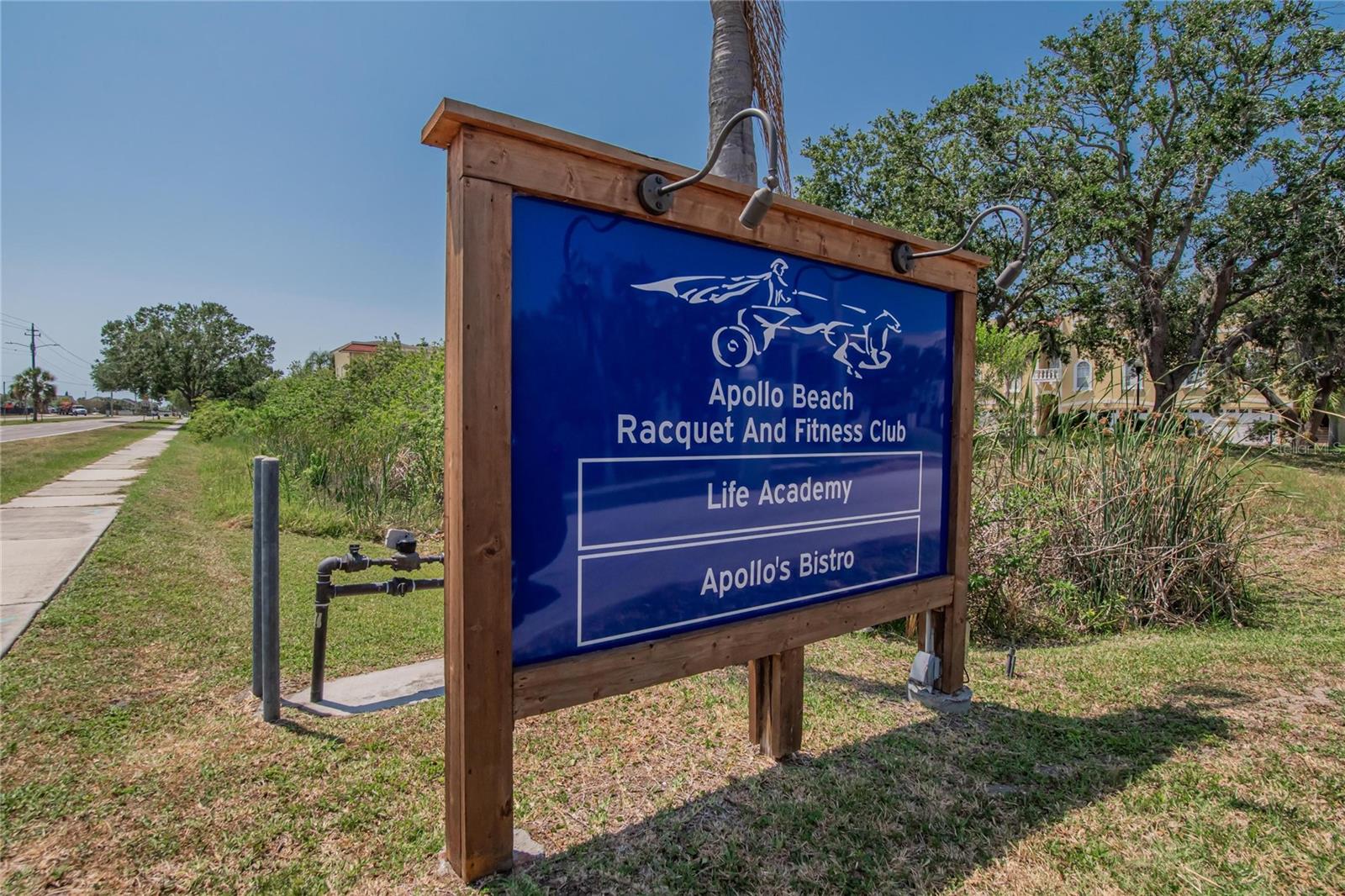 Listing photo id 66 for 6530 Manila Palm Way