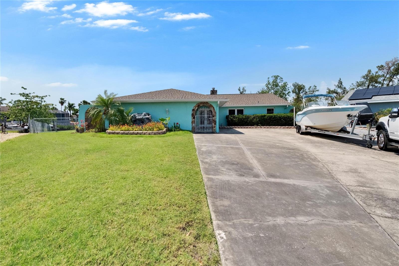 Listing photo id 5 for 6530 Manila Palm Way
