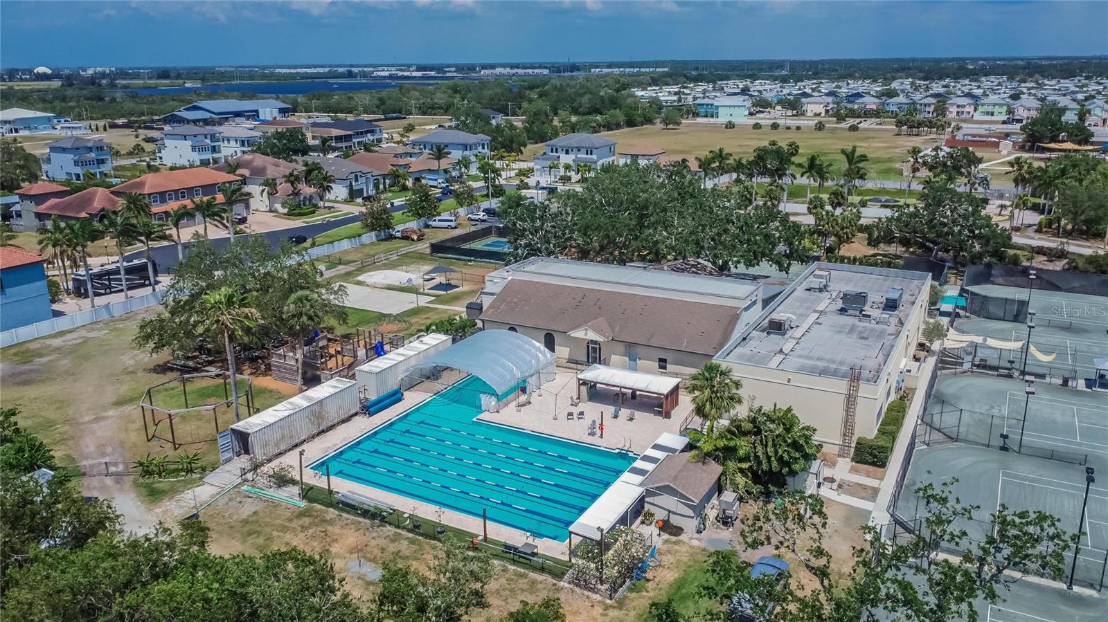 Listing photo id 70 for 6530 Manila Palm Way