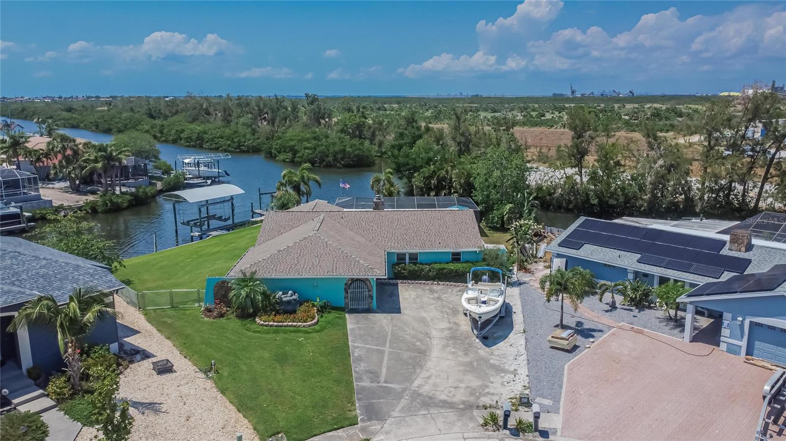 Listing photo id 72 for 6530 Manila Palm Way
