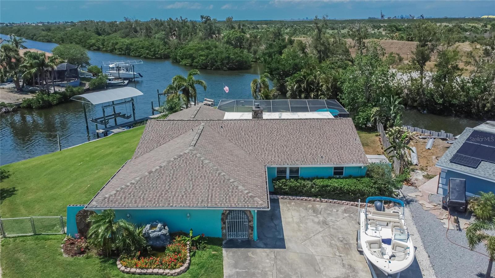 Listing photo id 74 for 6530 Manila Palm Way