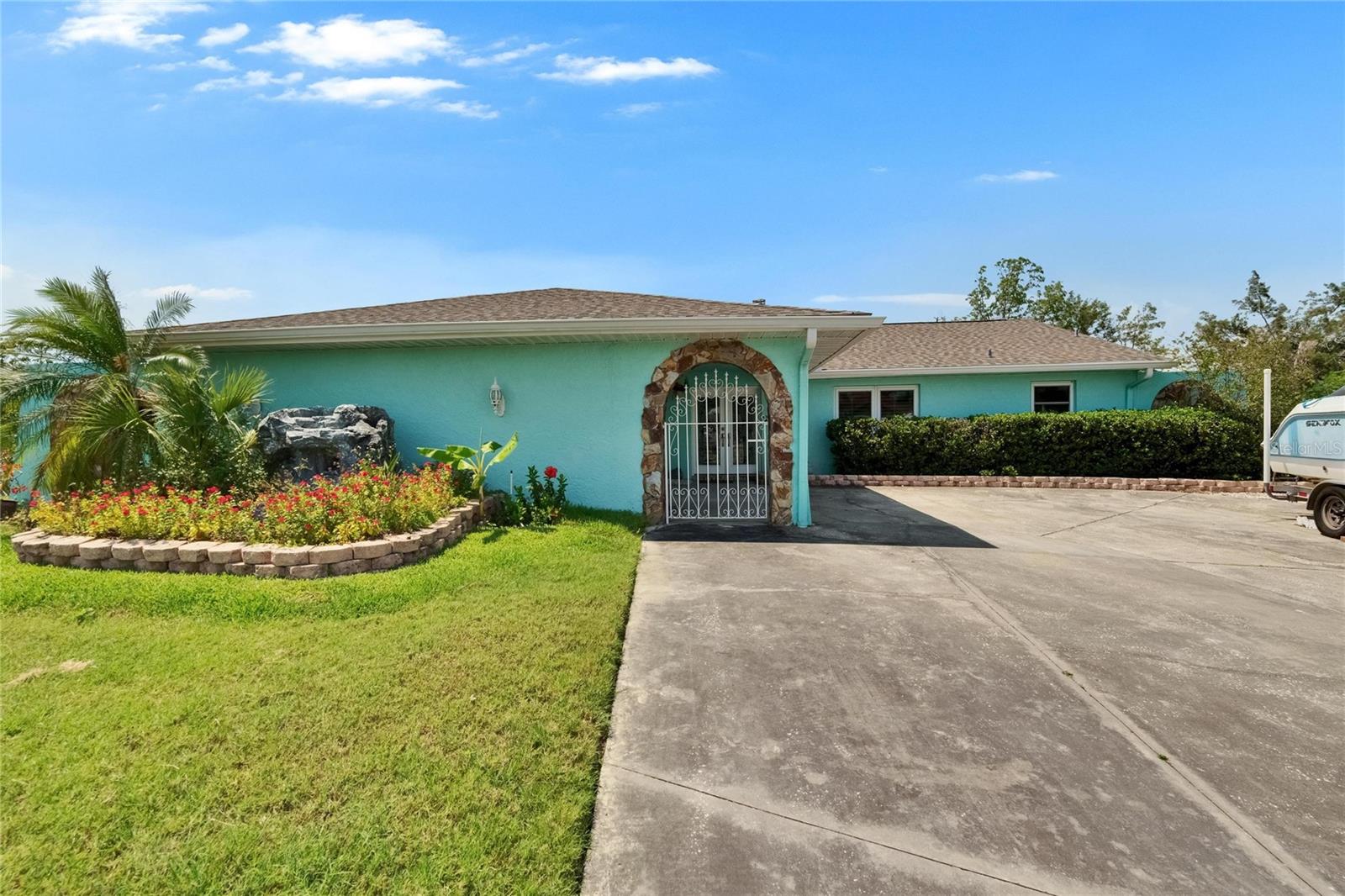 Listing photo id 6 for 6530 Manila Palm Way