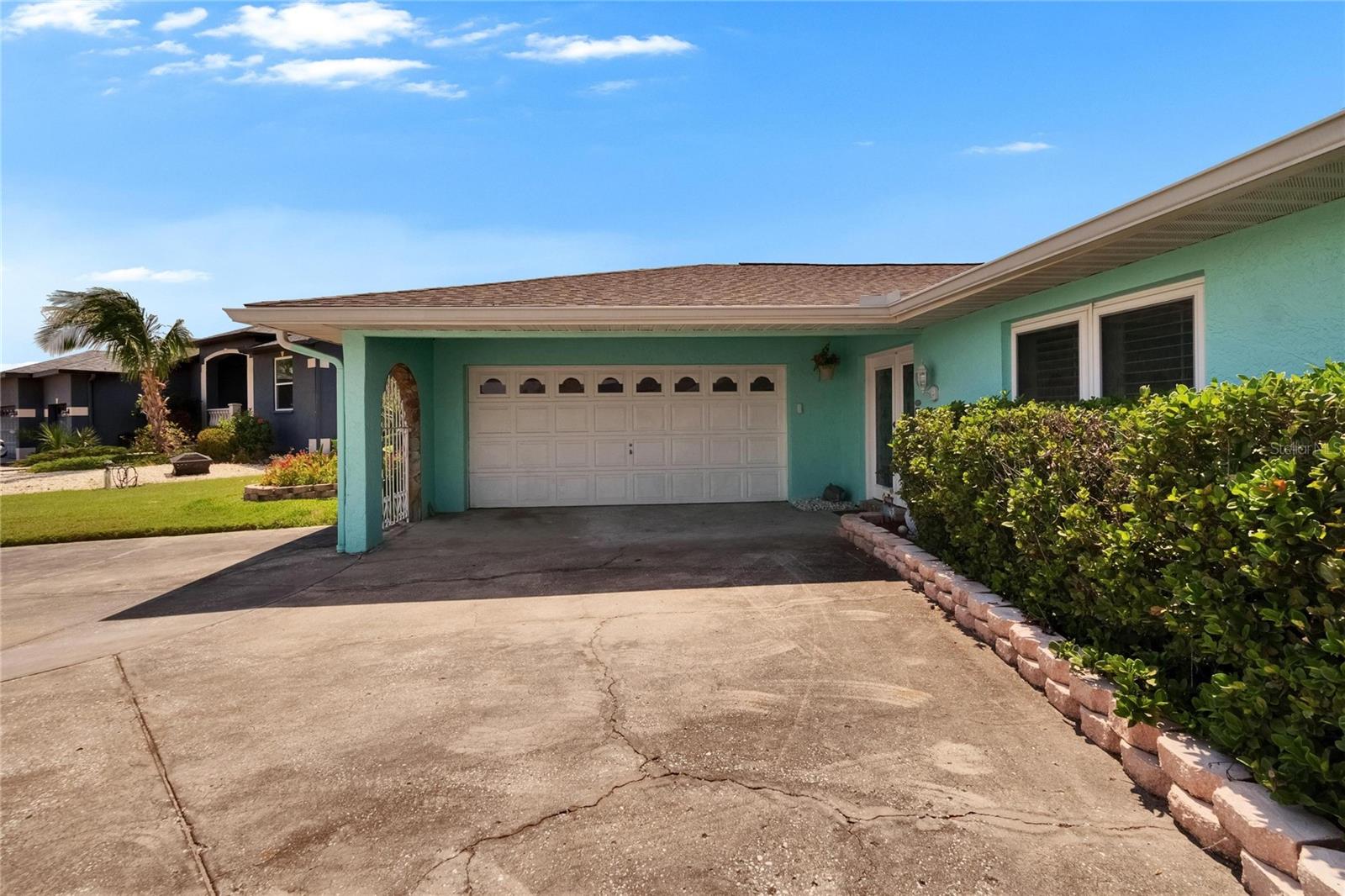 Listing photo id 7 for 6530 Manila Palm Way
