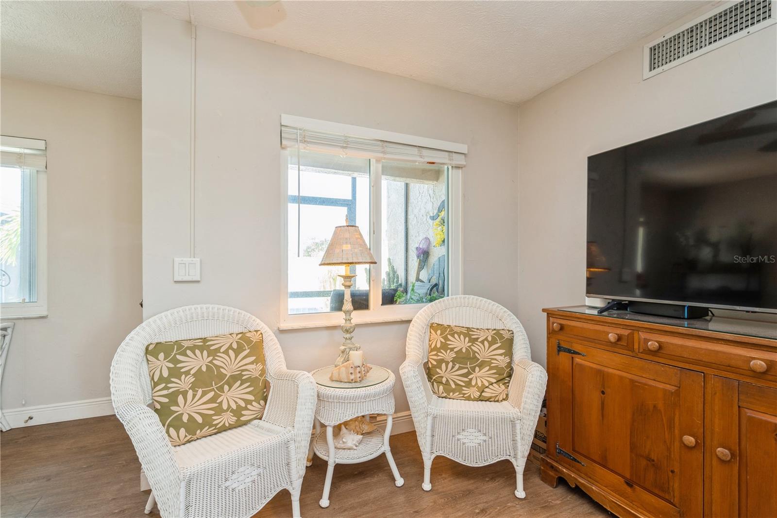 Image 15 of 35 For 527 Cape Coral Parkway W 4
