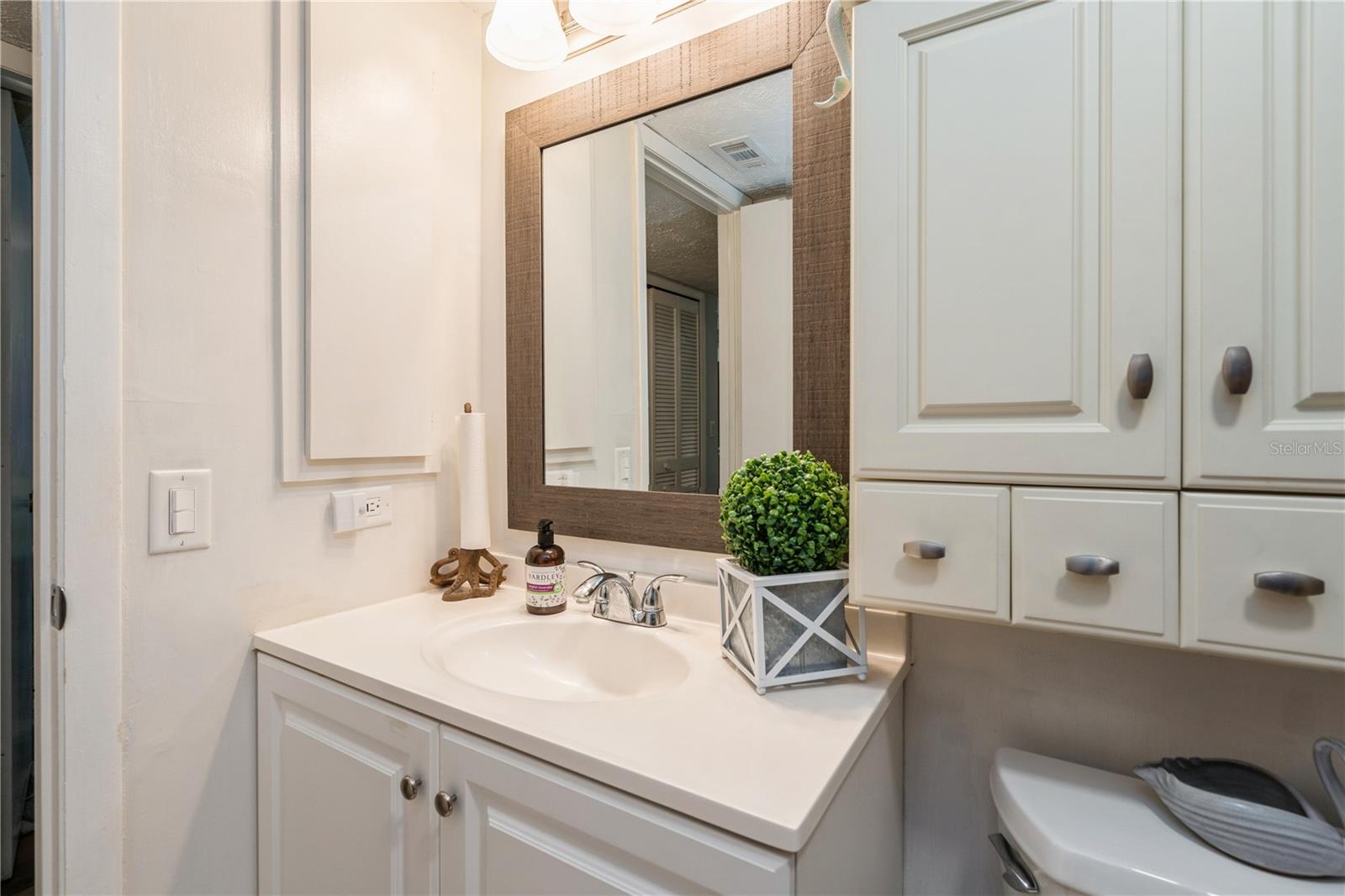 Image 26 of 35 For 527 Cape Coral Parkway W 4