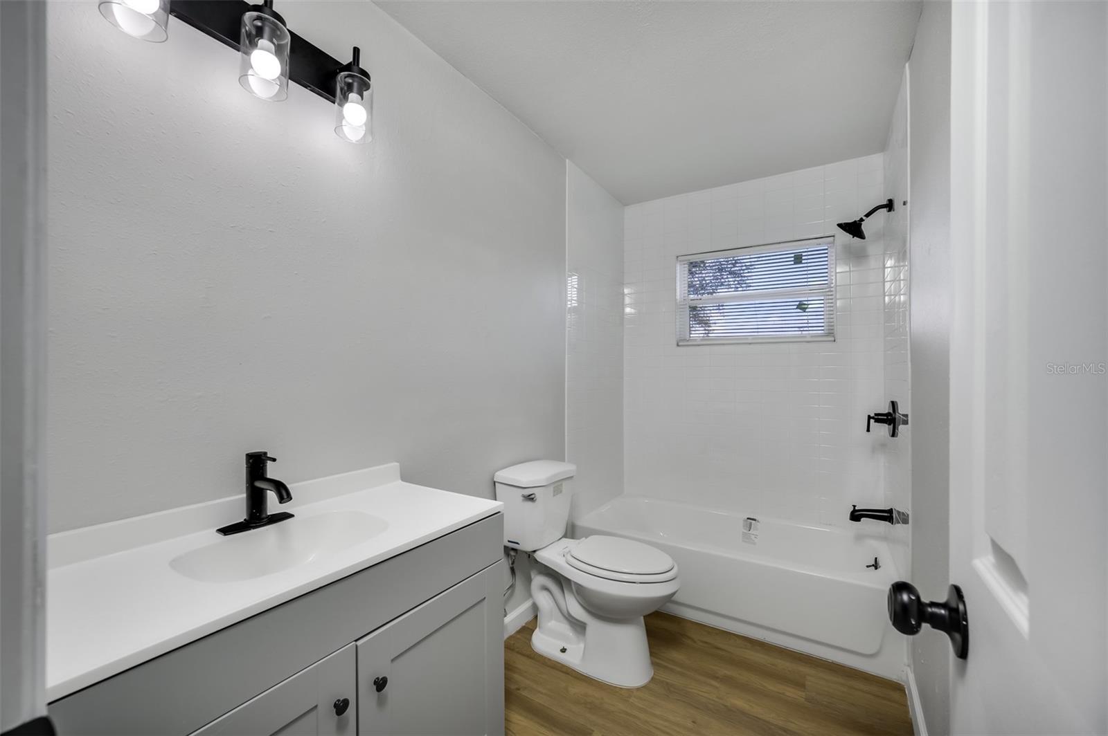 Listing photo id 10 for 5106 Columbus Drive A