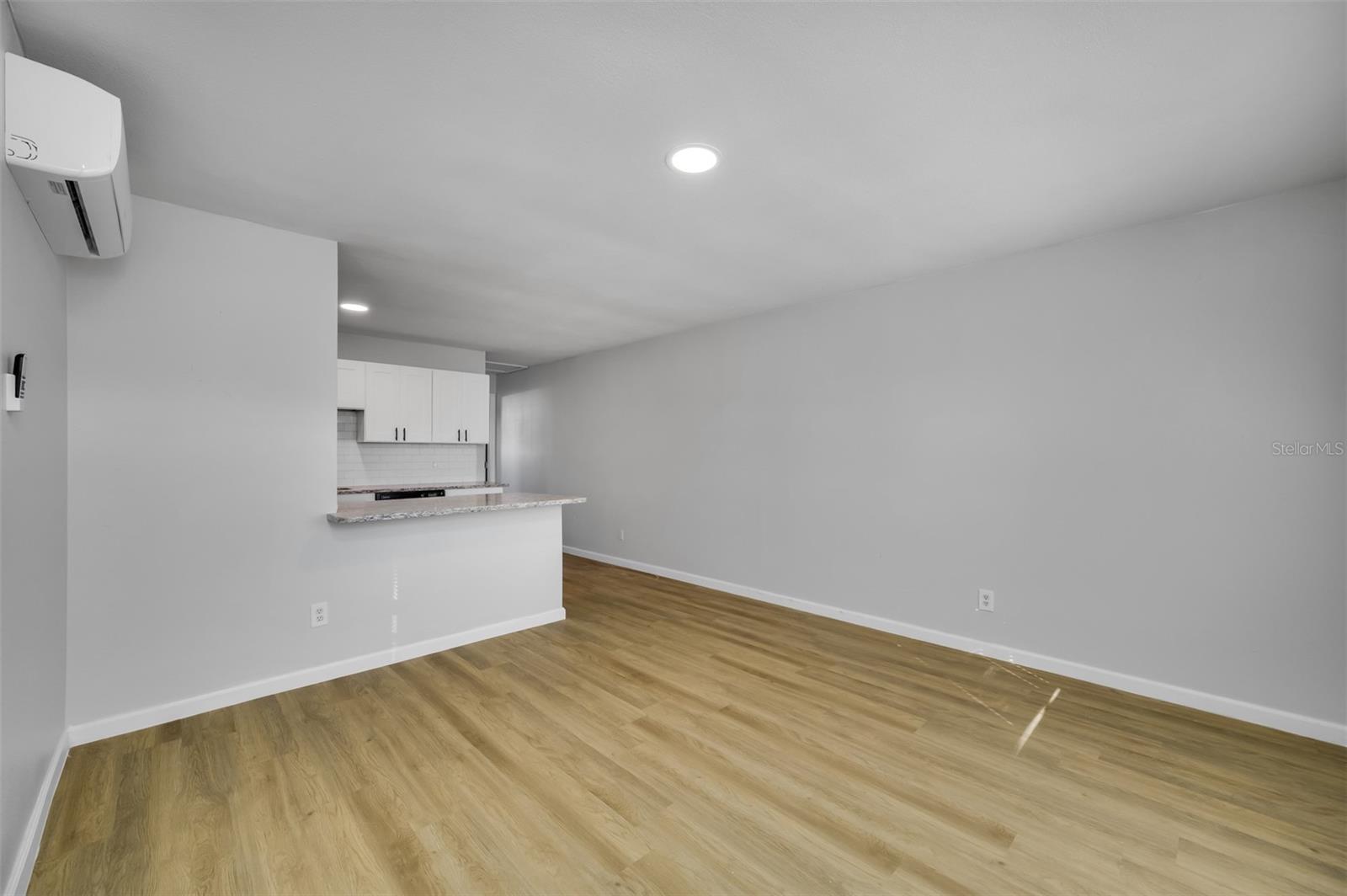Listing photo id 2 for 5106 Columbus Drive A