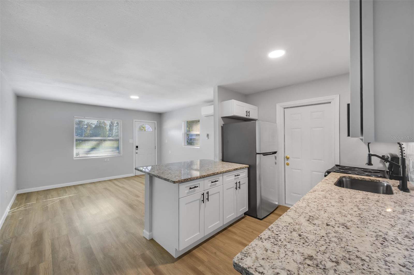 Listing photo id 4 for 5106 Columbus Drive A