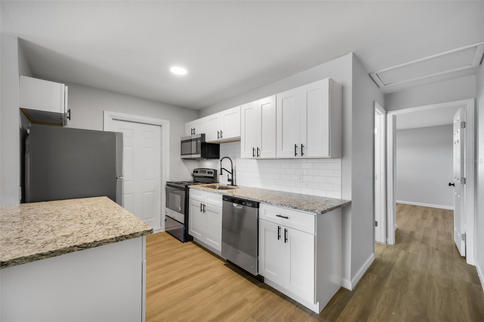 Listing photo id 5 for 5106 Columbus Drive A
