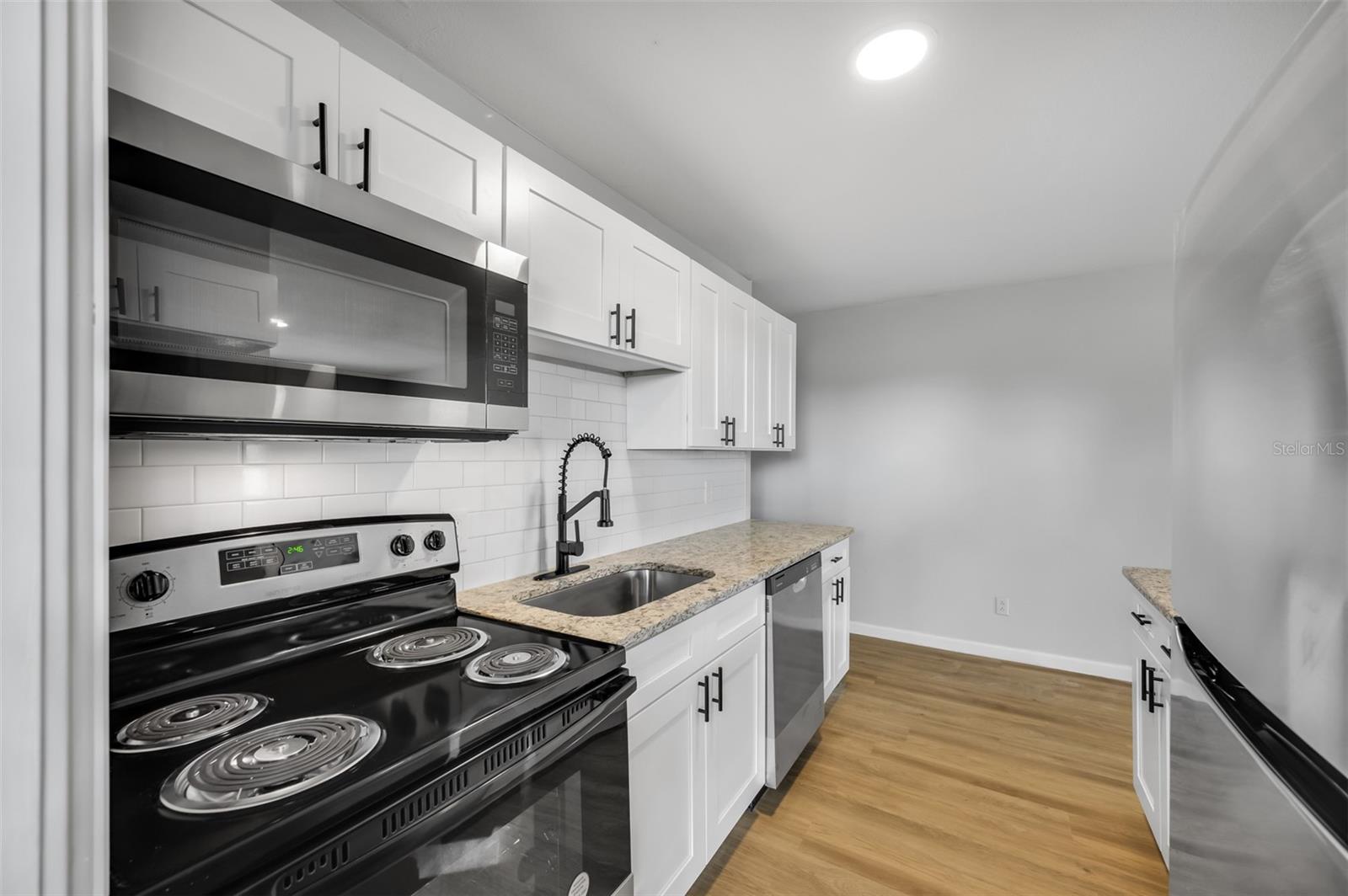 Listing photo id 6 for 5106 Columbus Drive A