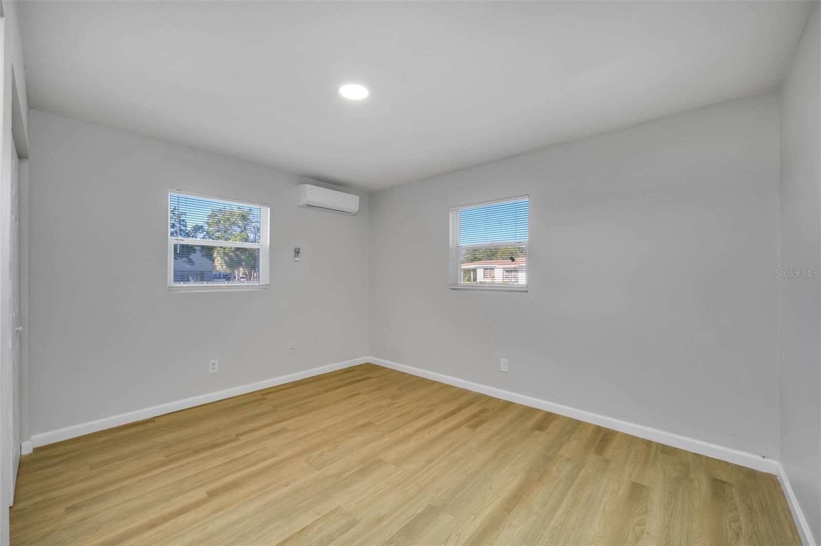 Listing photo id 7 for 5106 Columbus Drive A