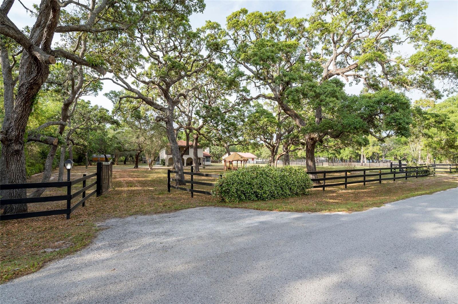 Listing photo id 10 for 12311 Oakwood Drive